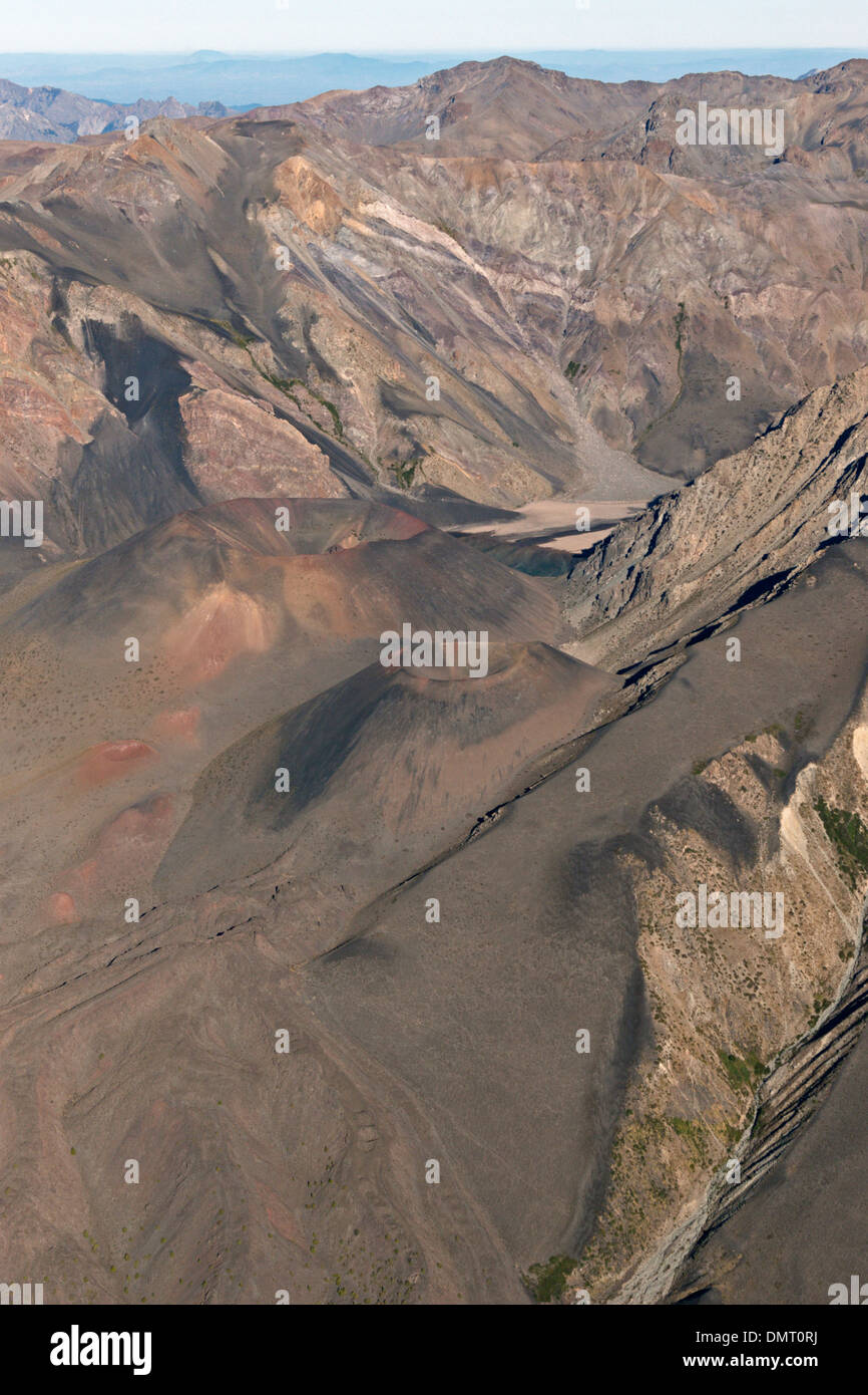 Volcan des Andes Chili désert aride colorés vents coulée de montanas Cero Azul Volcan Descabazado Banque D'Images