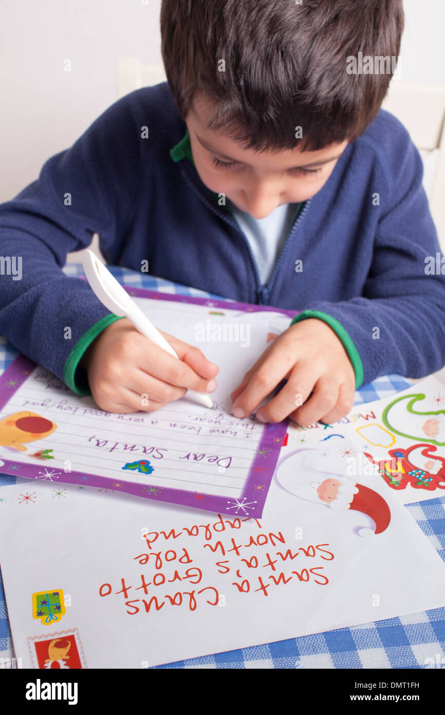 Boy a écrit une lettre au Père Noël Banque D'Images