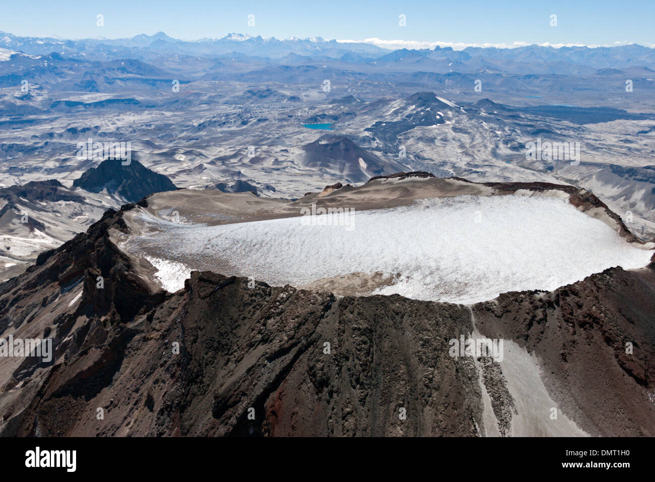 Volcan des Andes Chili désert aride colorés vents coulée de montanas Cero Azul Volcan Descabazado Banque D'Images