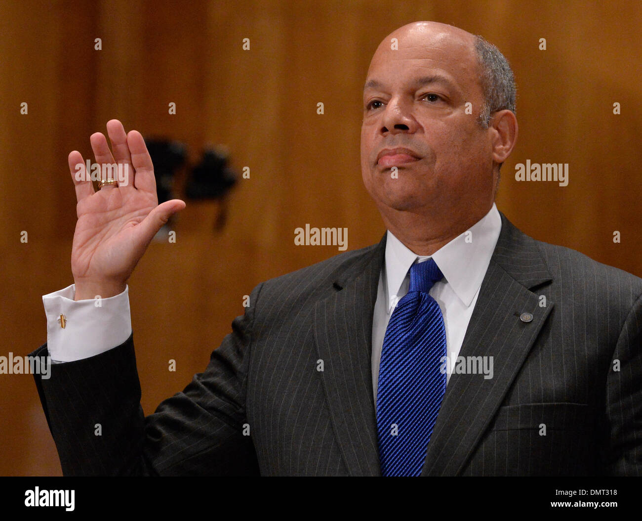 Washington DC. 25Th Dec 2013. Dans ce fichier photo, Jeh Johnson témoigne au cours de son audience de mise en candidature pour être le secrétaire de la sécurité intérieure devant le Sénat la sécurité intérieure et des affaires gouvernementales de la Capitol Hill à Washington le 13 novembre 2013. Le Sénat américain a voté, le 16 décembre 2013 pour confirmer Jeh Johnson, un ancien avocat du Pentagone, d'être le secrétaire de la sécurité intérieure. © Zhang Jun/Xinhua/Alamy Live News Banque D'Images