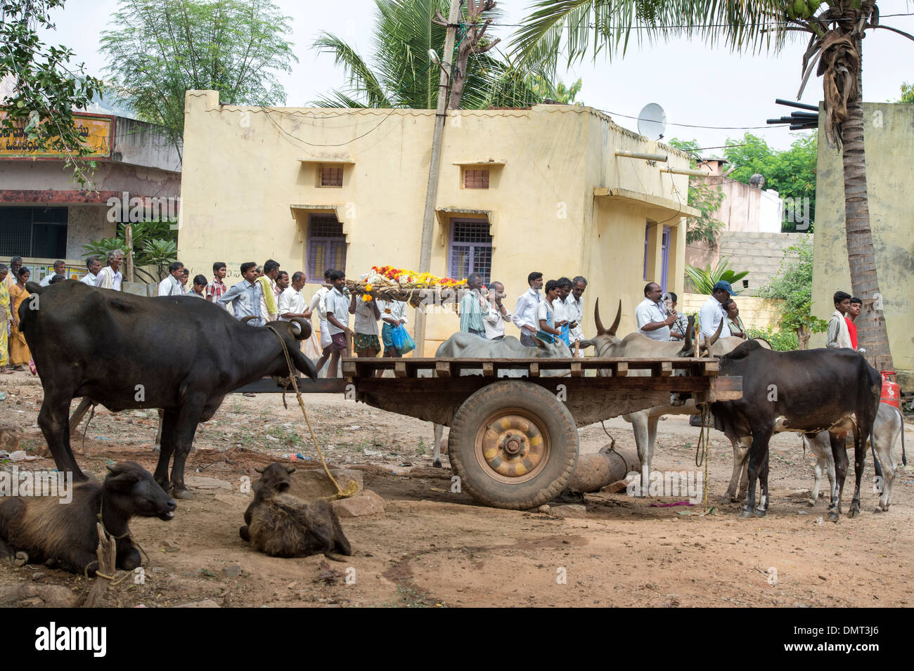 Cortège funéraire dans un village de l'Inde rurale. L'Andhra Pradesh, Inde Banque D'Images