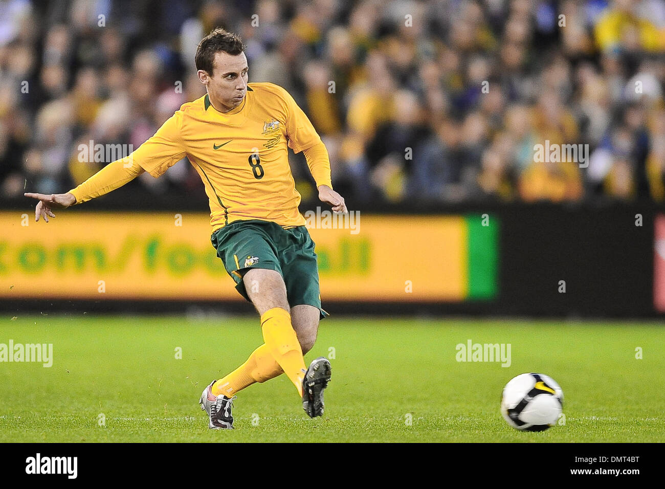 MELBOURNE, AUSTRALIE - Le 14 octobre : Luke Wilkshire à partir de l'Australie passe le ballon dans un match de la coupe d'Asie des nations 2011 entre l'Australie et Oman à l'Etihad Stadium le 14 octobre 2009 à Melbourne, Australie. (Crédit Image : © basse Sydney/global/ZUMApress.com) Southcreek Banque D'Images