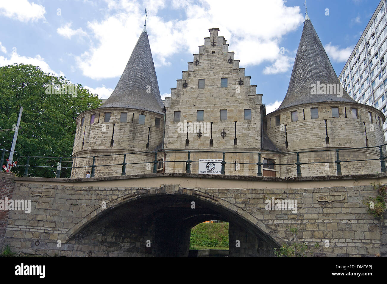 Une structure médiévale vue d'un siège sur un tour d'eau de Gand Banque D'Images