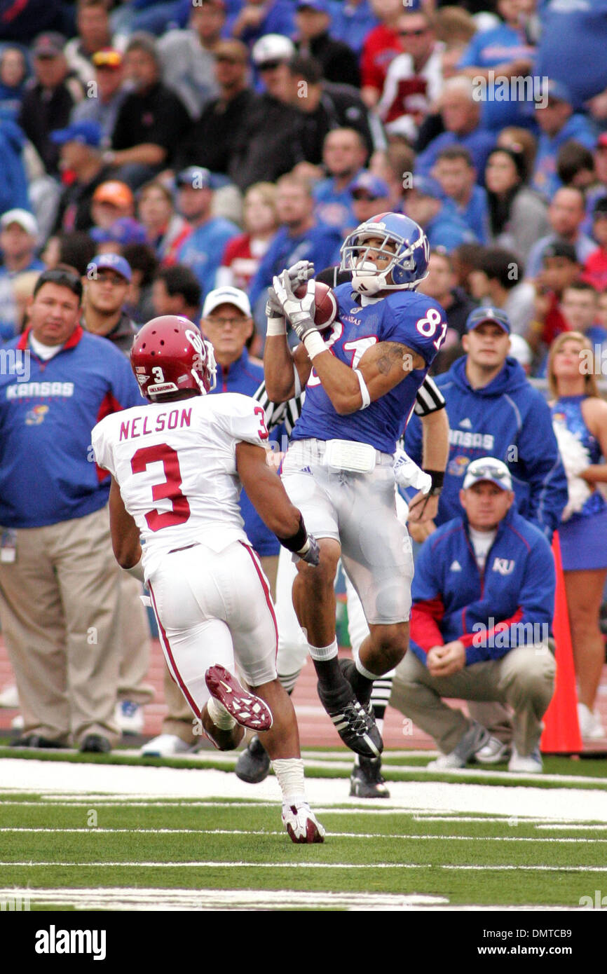 Kansas receveur Johnathan Wilson (81) fait de la capture sur l'Oklahoma Jonathan évoluait Nelson (3) de l'Oklahoma au cours de la victoire 35-13 contre Kansas au Memorial Stadium à Lawrence, KS. (Crédit Image : © Jacob Paulsen/global/ZUMApress.com) Southcreek Banque D'Images
