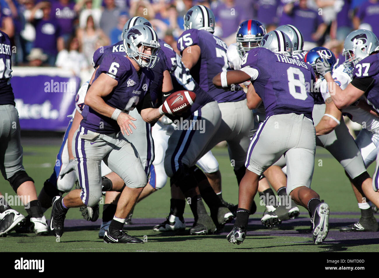 Kansas State quarterback Grant Gregory (6) les mains hors de l'État du Kansas à utiliser de nouveau Daniel Thomas (8) pendant la seconde moitié action de jeu entre les Wildcats de l'État du Kansas et le Kansas Jayhawks à Bill Snyder Family Stadium. Battre l'État du Kansas Kansas 17-10. (Crédit Image : © Jacob Paulsen/global/ZUMApress.com) Southcreek Banque D'Images