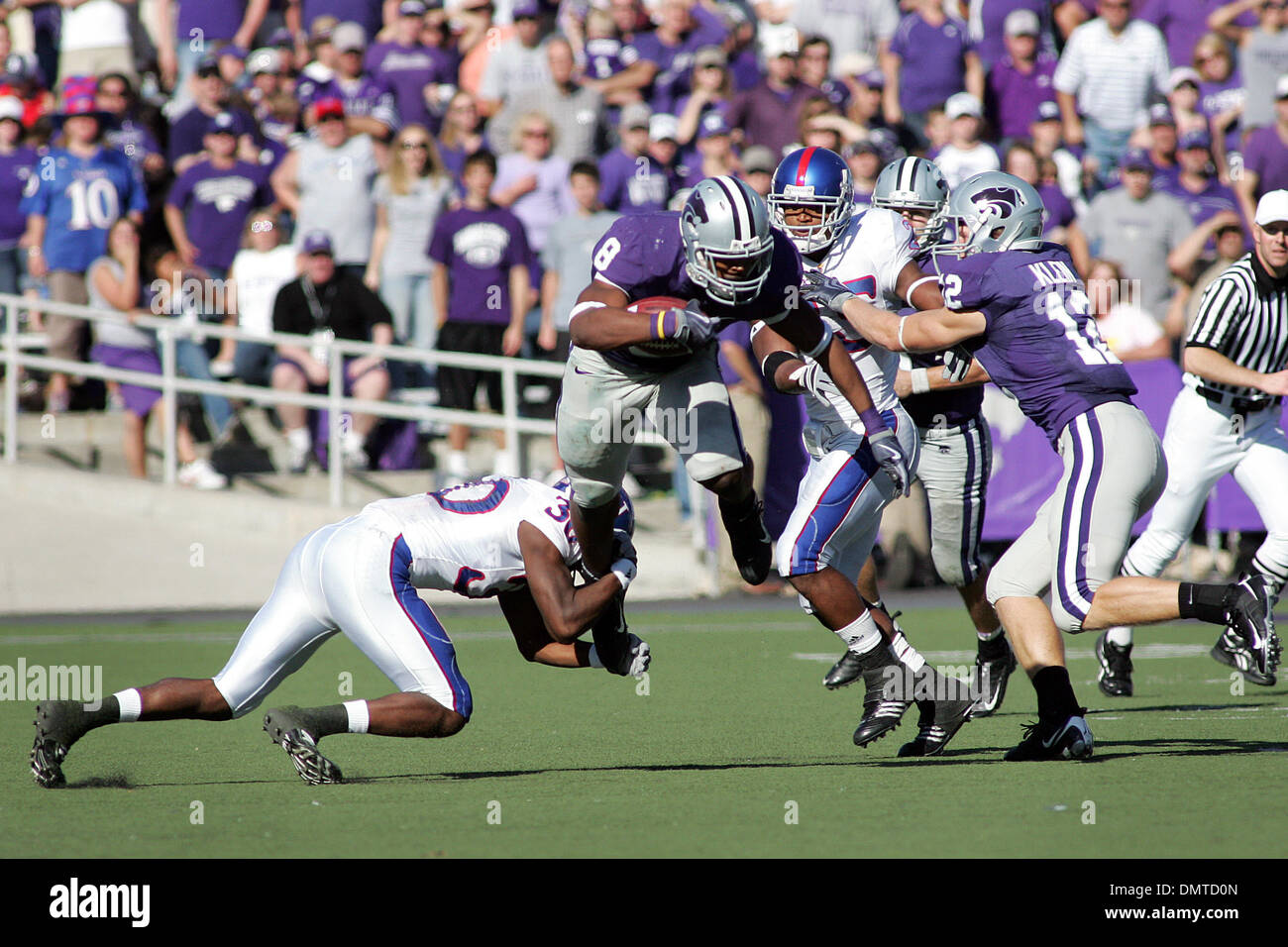 L'exécution de l'État du Kansas retour Daniel Thomas (8) casse les attaquer par Kansas State FB Jay Hanley (30) pendant la seconde moitié action de jeu entre les Wildcats de l'État du Kansas et le Kansas Jayhawks à Bill Snyder Family Stadium. Battre l'État du Kansas Kansas 17-10. (Crédit Image : © Jacob Paulsen/global/ZUMApress.com) Southcreek Banque D'Images