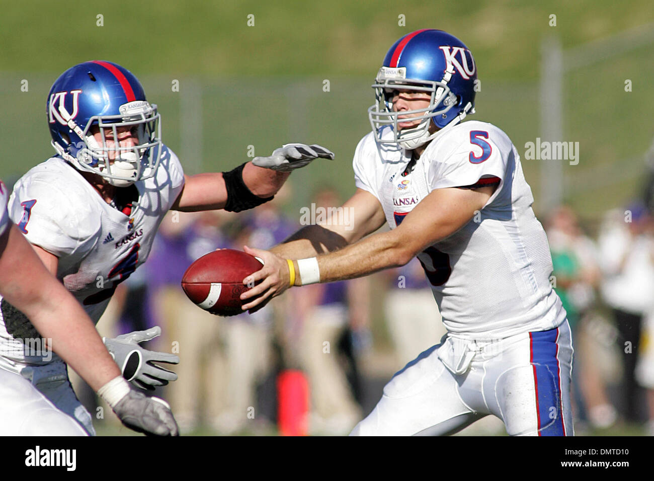 Kansas quarterback Todd Reesing (5) Touche pas à utiliser de nouveau Jake Sharp (1) pendant la seconde moitié action de jeu entre les Wildcats de l'État du Kansas et le Kansas Jayhawks à Bill Snyder Family Stadium. Battre l'État du Kansas Kansas 17-10. (Crédit Image : © Jacob Paulsen/global/ZUMApress.com) Southcreek Banque D'Images