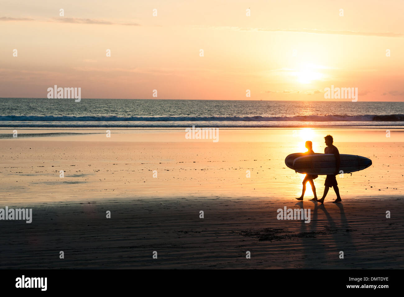 Silouette surfeur sur la plage de Santa Teresa, Costa Rica au coucher du soleil Banque D'Images