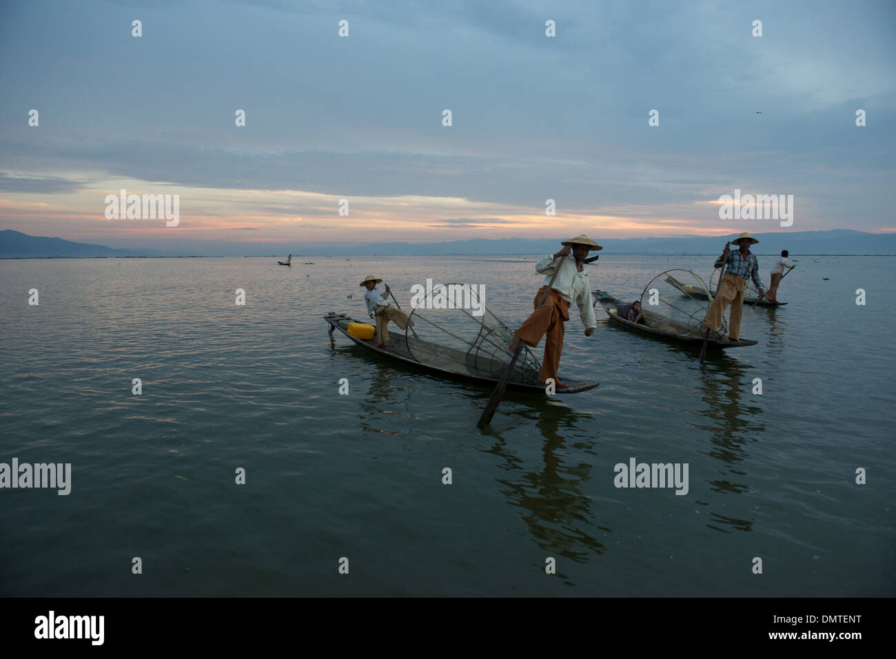 Les pêcheurs de la jambe l'aviron Lac Inle. Banque D'Images