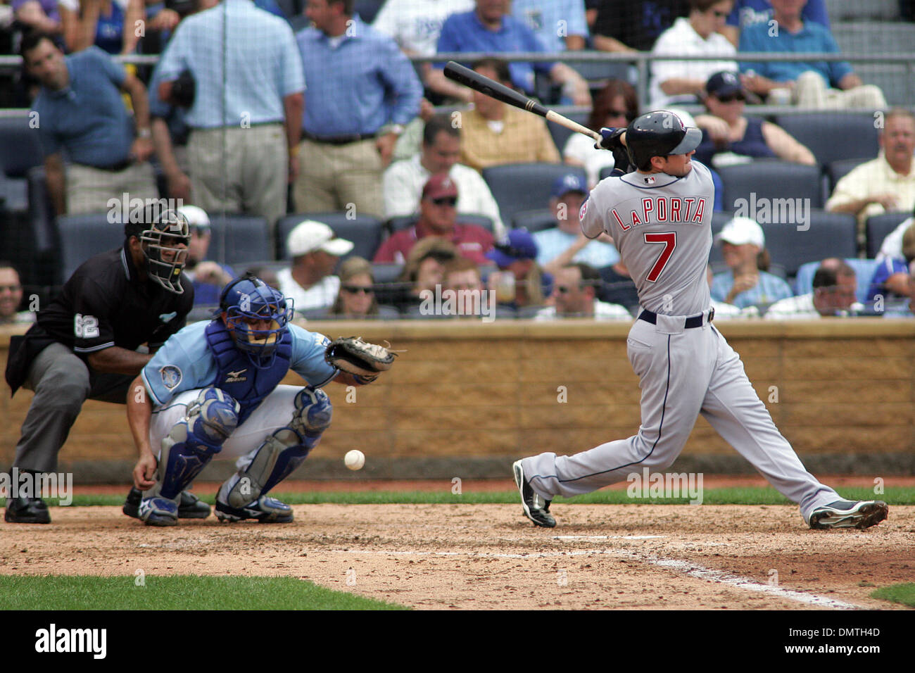 Le voltigeur des Cleveland Indians Matt LaPorta fautes la balle sur l'aine de Kansas City Royals catcher Miguel Olivo pendant les Indiens 4-2 victoire sur les Royals au Kauffman Stadium de Kansas City, MO (crédit Image : © Jacob Paulsen/global/ZUMApress.com) Southcreek Banque D'Images