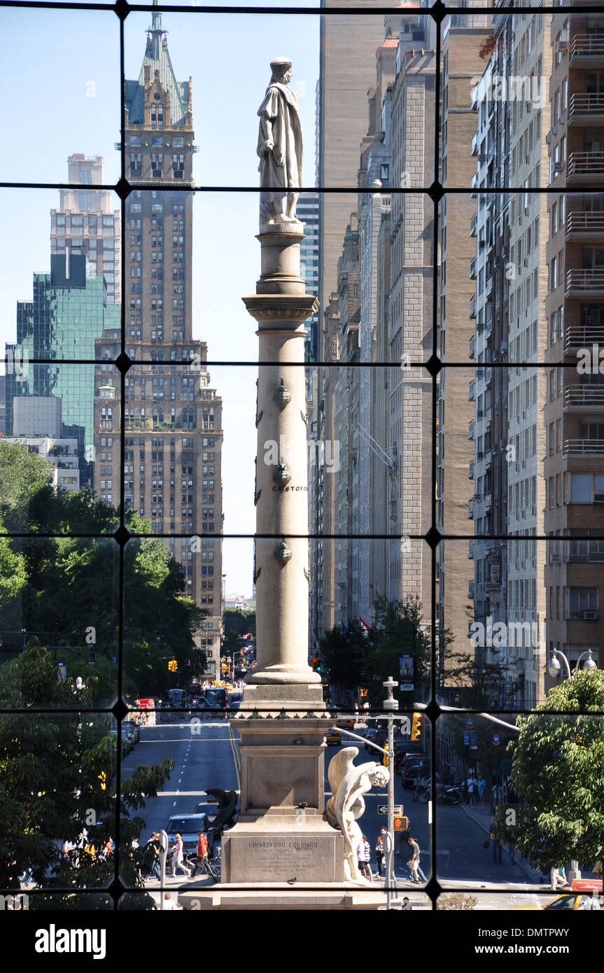 Statue de Columbus prises à partir de la Time Warner Center Banque D'Images