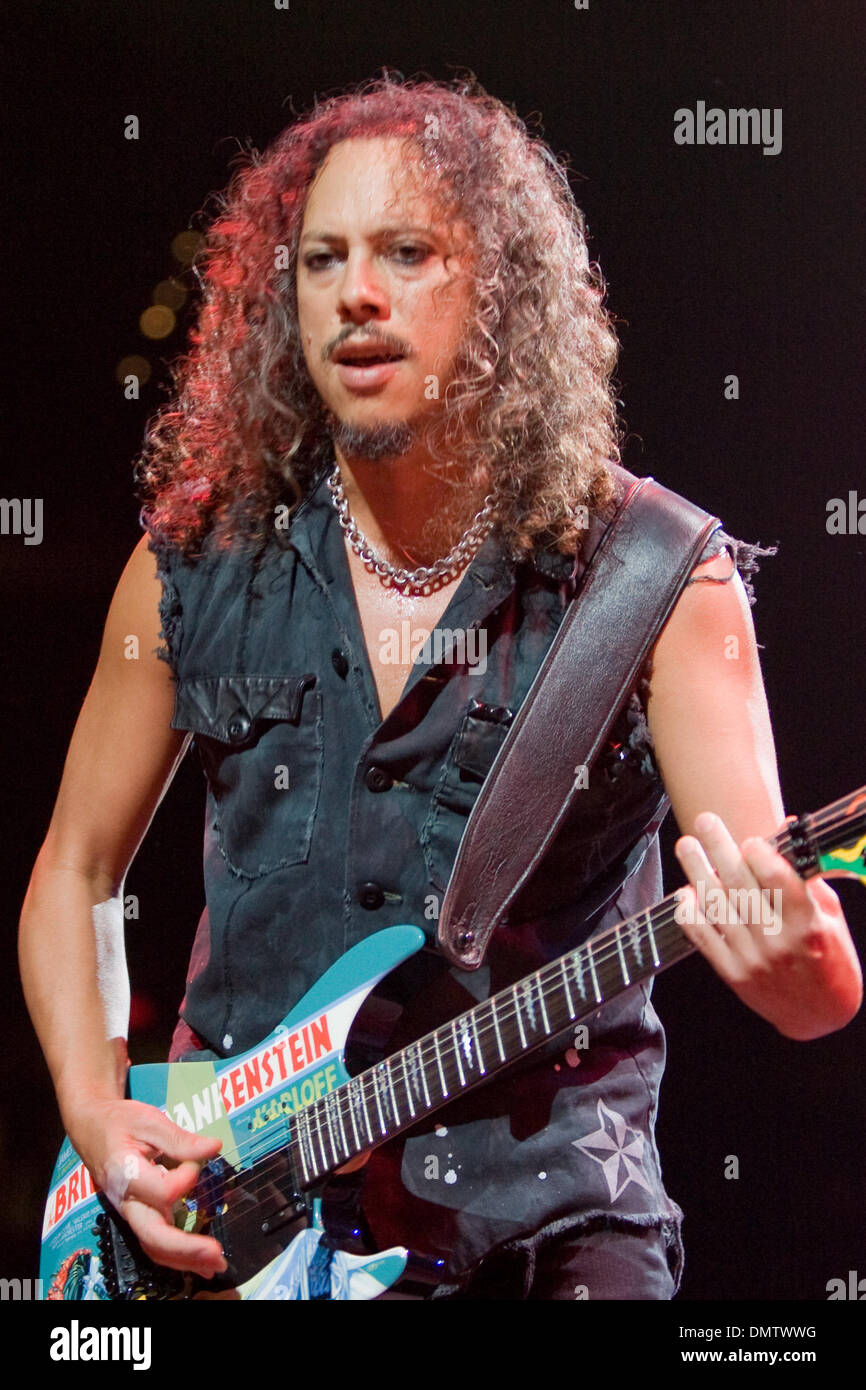 15 Octobre 2009 : Metallica guitariste Kirk Hammett exécute sur scène  pendant la Metallica World Magnetic Tour à la Quicken Loans Arena de  Cleveland, Ohio. (Crédit Image : © Frank Jansky/global/ZUMApress.com)  Southcreek