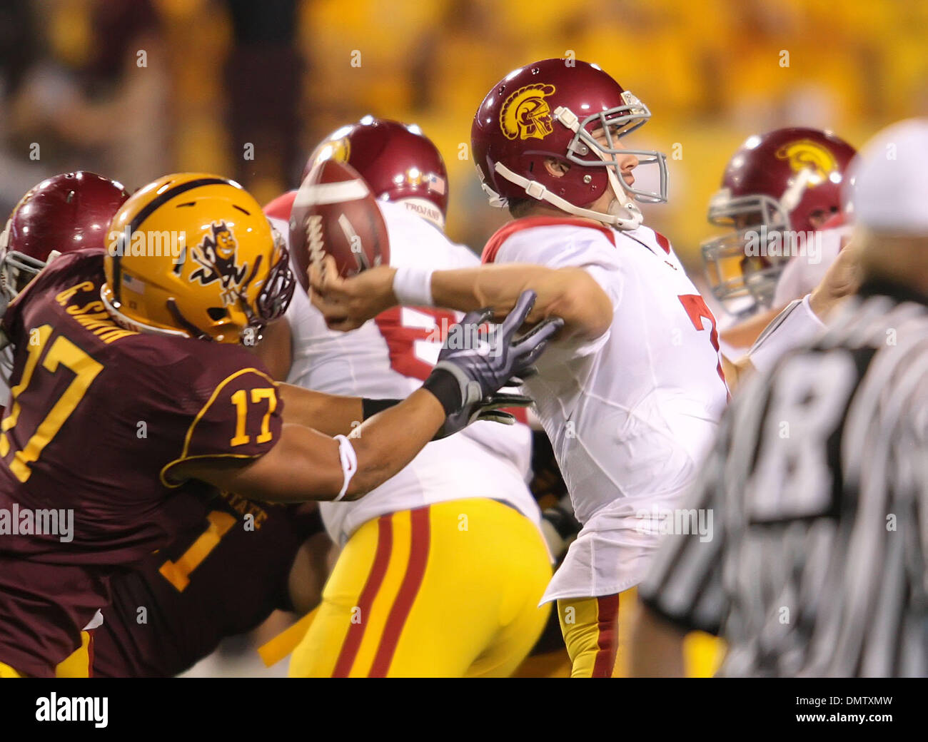 11/7/09 - le Stade Sun Devil à ASU - USC - Tempe, AZ - ASU DE Gregory Smith frappe le bras de l'USC QB Barkley pour une interception. L'interception a été renversée avec une pénalité sur les Sun Devils (crédit Image : © Bruce Yeung/ZUMApress.com) Southcreek/mondial Banque D'Images