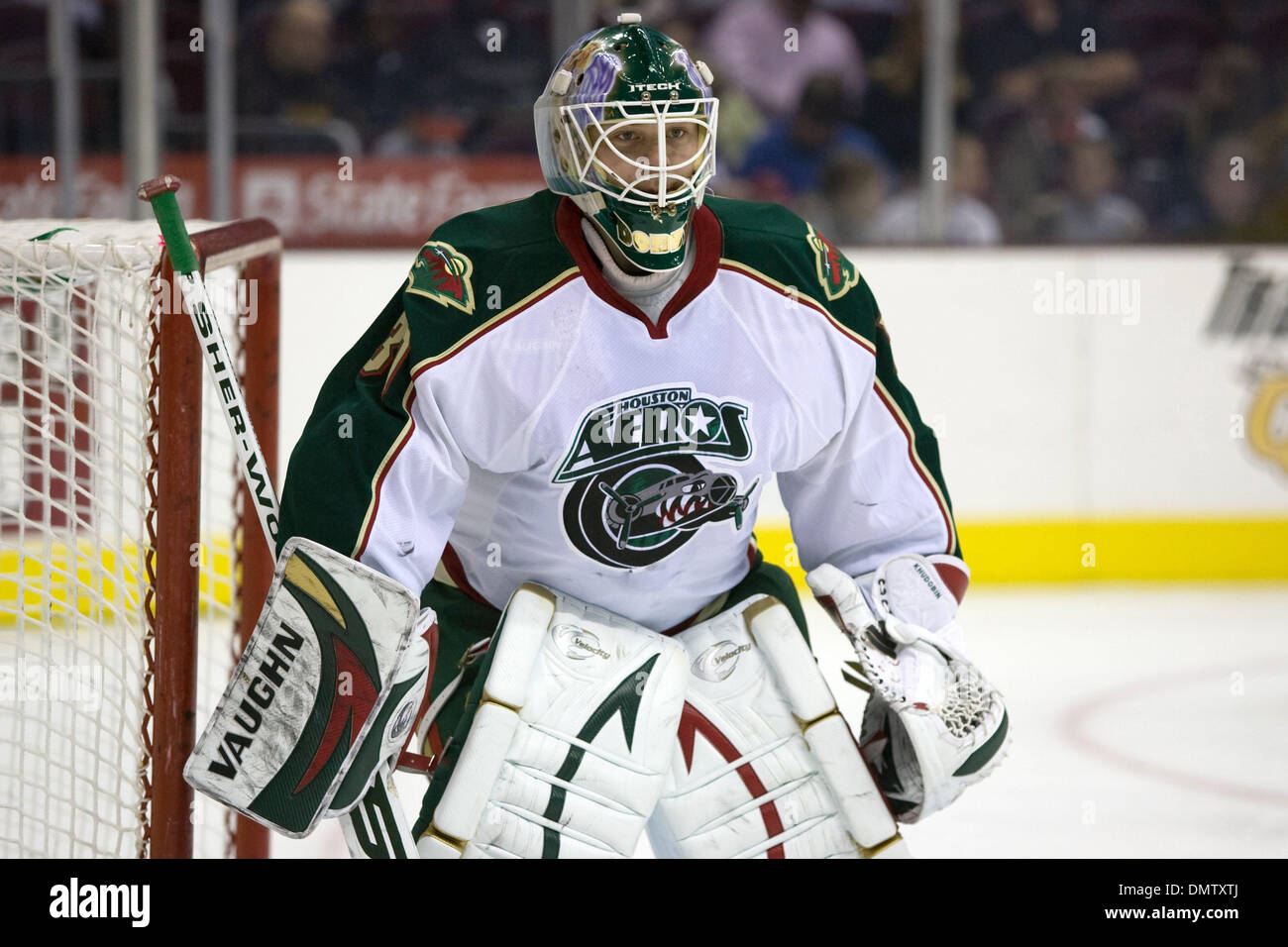 13 Novembre 2009 : Houston Aeros Anton Khudobin (30) dans l'objectif au cours de la première période. L'Aeros jeu blanc de 6-0 les monstres dans ce jeu de la Ligue américaine de hockey joué au Quicken Loans Arena de Cleveland, OH..Crédit obligatoire : Frank Jansky / Southcreek Global (Image Crédit : © Frank Jansky/global/ZUMApress.com) Southcreek Banque D'Images