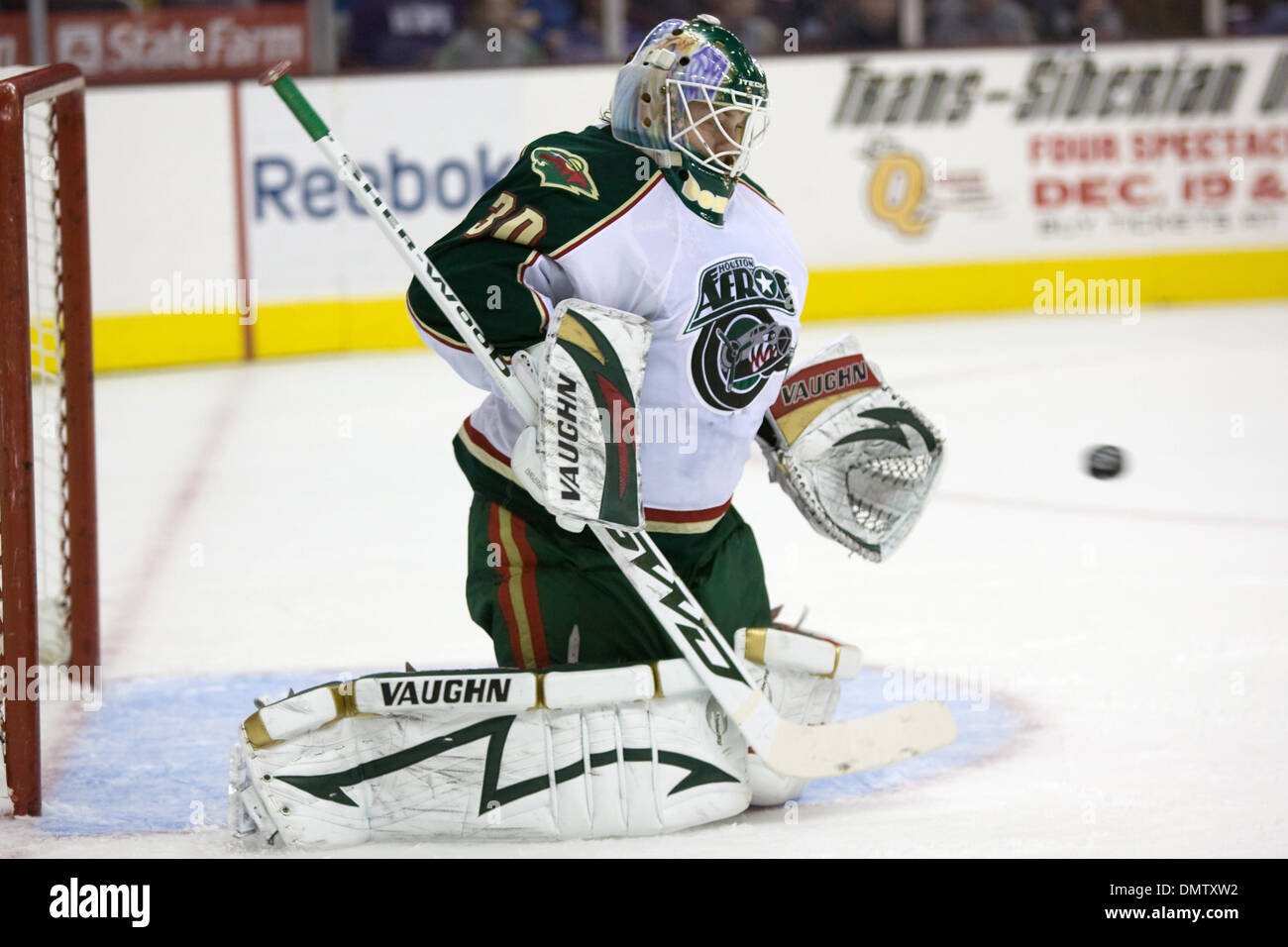 13 Novembre 2009 : Houston Aeros Anton Khudobin (30) dans l'objectif au cours de la première période. L'Aeros jeu blanc de 6-0 les monstres dans ce jeu de la Ligue américaine de hockey joué au Quicken Loans Arena de Cleveland, OH..Crédit obligatoire : Frank Jansky / Southcreek Global (Image Crédit : © Frank Jansky/global/ZUMApress.com) Southcreek Banque D'Images