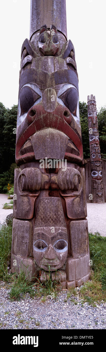 Mâts totémiques Haïdas au Musée d'Anthropologie, Université de la Colombie-Britannique (UBC), Vancouver, BC, Canada - Photo panoramique Banque D'Images