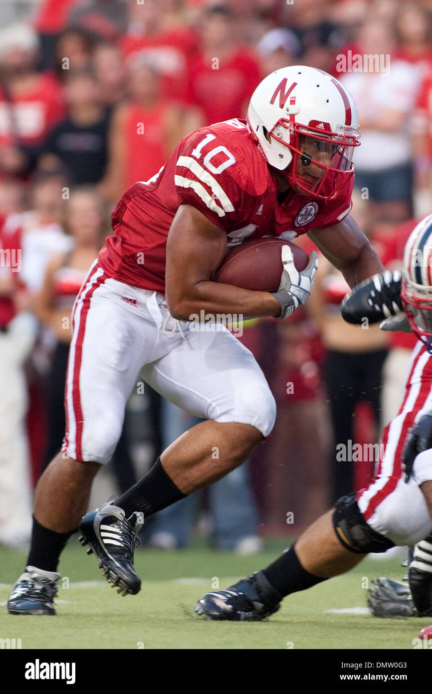 Le 5 septembre 2009 - Lincoln, Nebraska, États-Unis - 5 septembre 2009 : Nebraska running back Roy Helu Jr. fait un un à tenter un 1 verges et run est freinée par la Florida Atlantic à Memorial Stadium, Lincoln, Nebraska. (Crédit Image : © Global/ZUMApress.com) Southcreek Banque D'Images