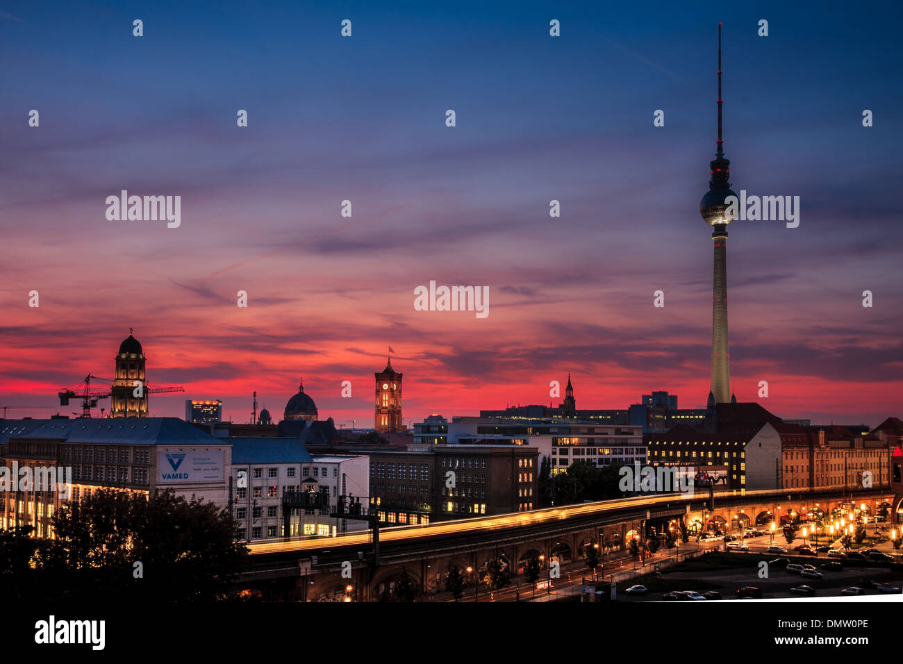 Sur Berlin de nuit depuis un immeuble de l'ex-RDA Banque D'Images