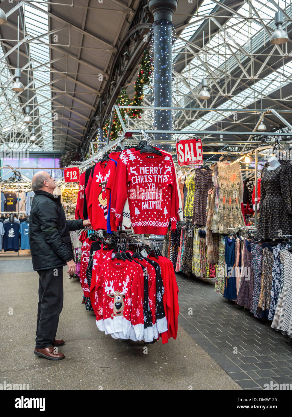 Vieux Marché de Spitalfields - décrochage la vente de Noël rouge avec motif renne maillots - London UK Banque D'Images