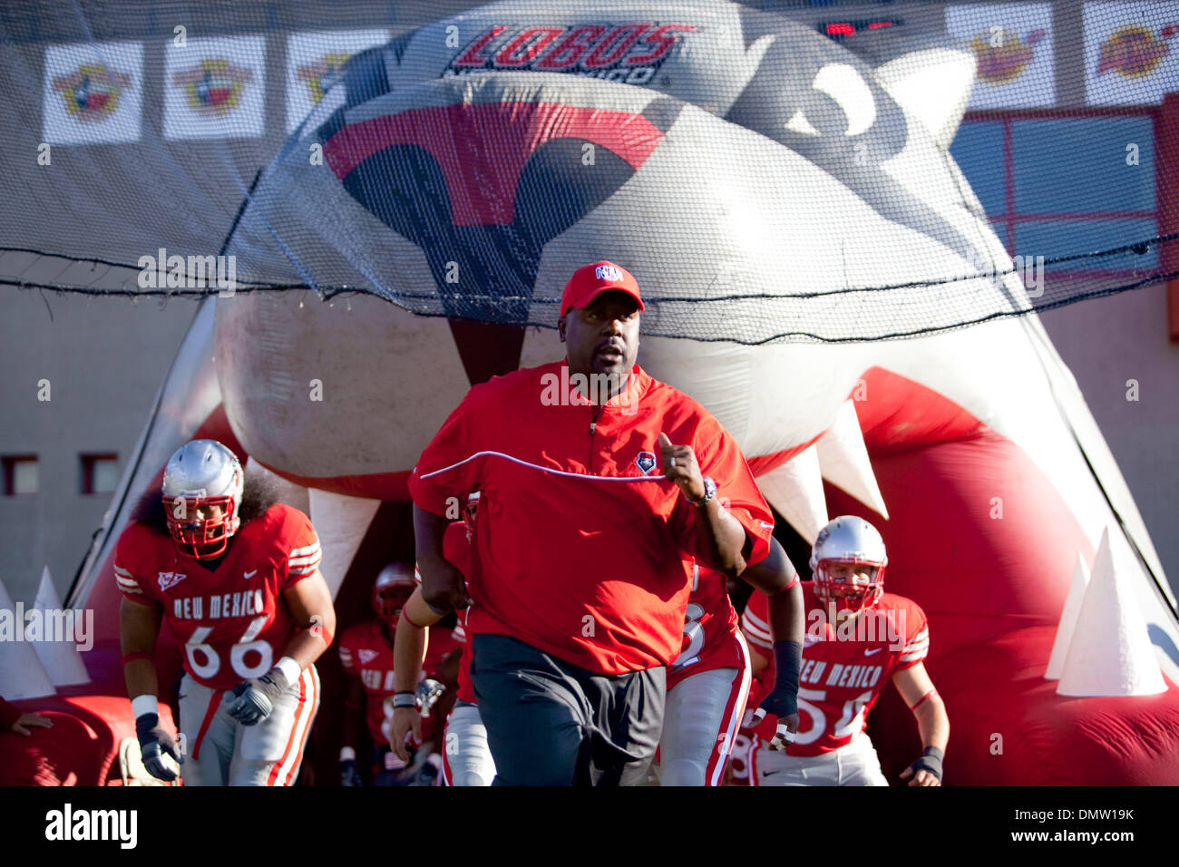Université du Nouveau Mexique. L'Université du Nouveau Mexique l'entraîneur-chef Mike Locksley exécuté sur le terrain avec son équipe. L'Université du Nouveau Mexique a été défait par Air Force Academy 13 à 37 à l'Université du Nouveau Mexique Stade de football, à l'Université du Nouveau Mexique à Albuquerque, NM. (Crédit Image : © Long Nuygen/global/ZUMApress.com) Southcreek Banque D'Images