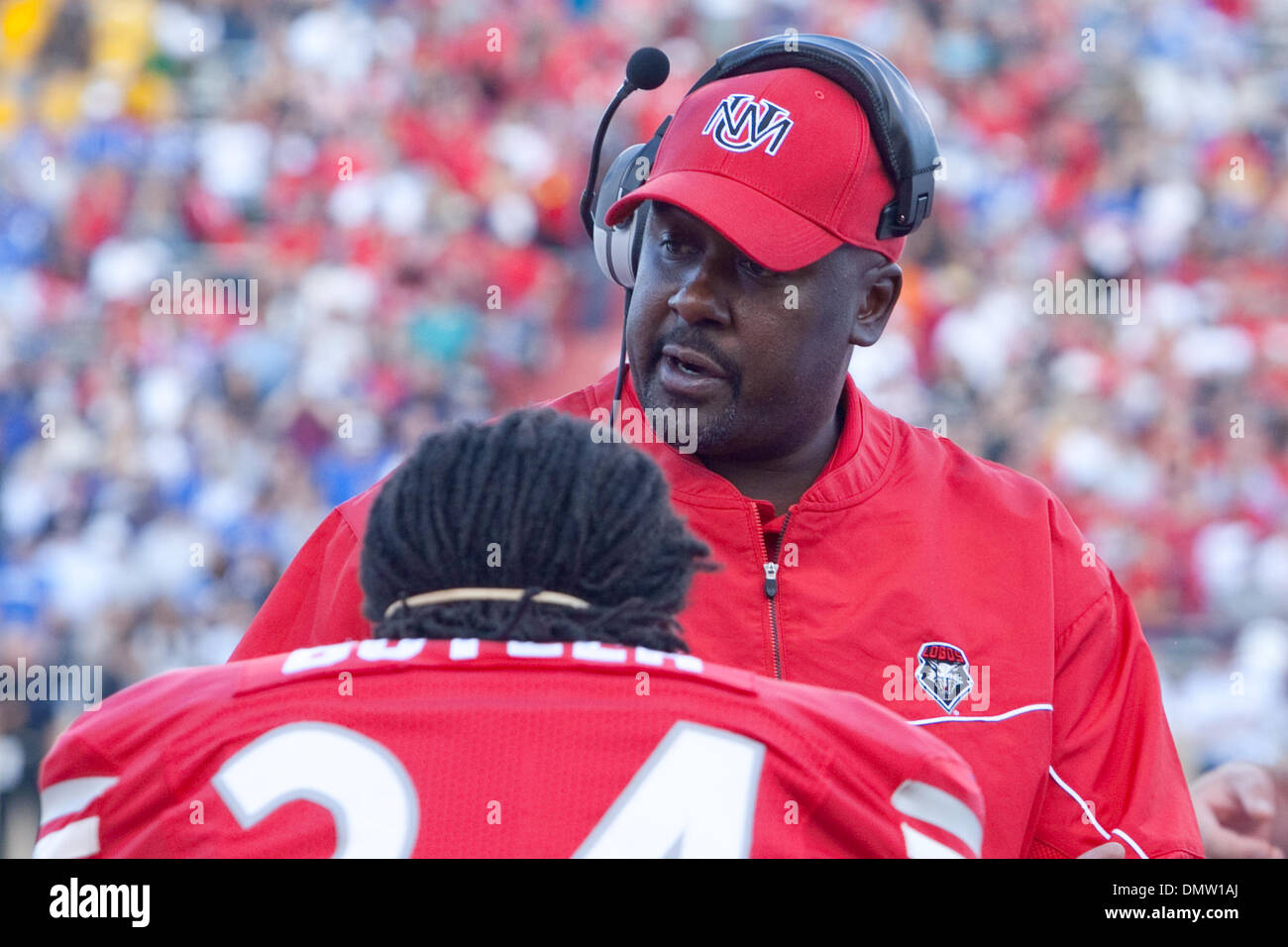 L'Université du Nouveau Mexique l'entraîneur-chef Mike Locksley ayant un mot avec ses joueurs . L'Université du Nouveau Mexique a été défait par Air Force Academy 13 à 37 à l'Université du Nouveau Mexique Stade de football, à l'Université du Nouveau Mexique à Albuquerque, NM. (Crédit Image : © Long Nuygen/global/ZUMApress.com) Southcreek Banque D'Images