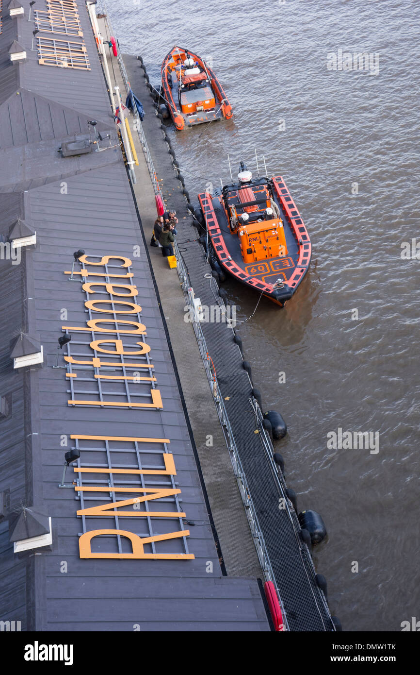 Bateaux amarrés à la station de sauvetage sur la Tamise dans le centre de Londres, l'Embankment, London, England Banque D'Images