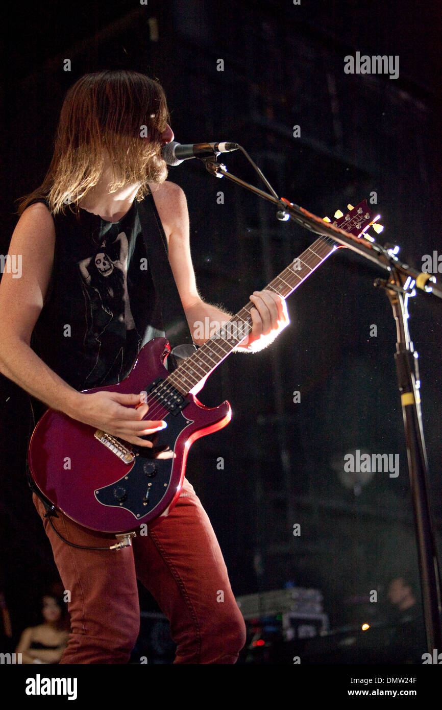 Mike Kennerty brillants dans la lumière pendant les Blink 182 avec Fall Out Boy et Parabellum au Journal Pavillion à Albuquerque, NM. (Crédit Image : © Long Nuygen/global/ZUMApress.com) Southcreek Banque D'Images