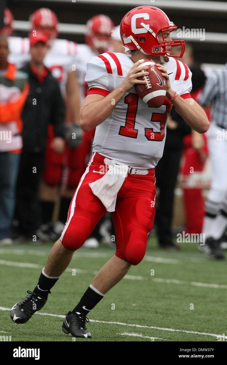 31 octobre 2009 - Princeton, New Jersey, États-Unis - 31 octobre 2009, Princeton, New Jersey : Cornell quarterback Ben Ganter # 13 en action de jeu au cours de la première moitié de jouer de la NCAA football match entre le Big Red de Cornell et le Princeton Tigers joué au champ des pouvoirs à Princeton Stadium à Princeton, New Jersey. Au semestre, Princeton Cornell mène 10-3..Crédit obligatoire : Alan Mag Banque D'Images