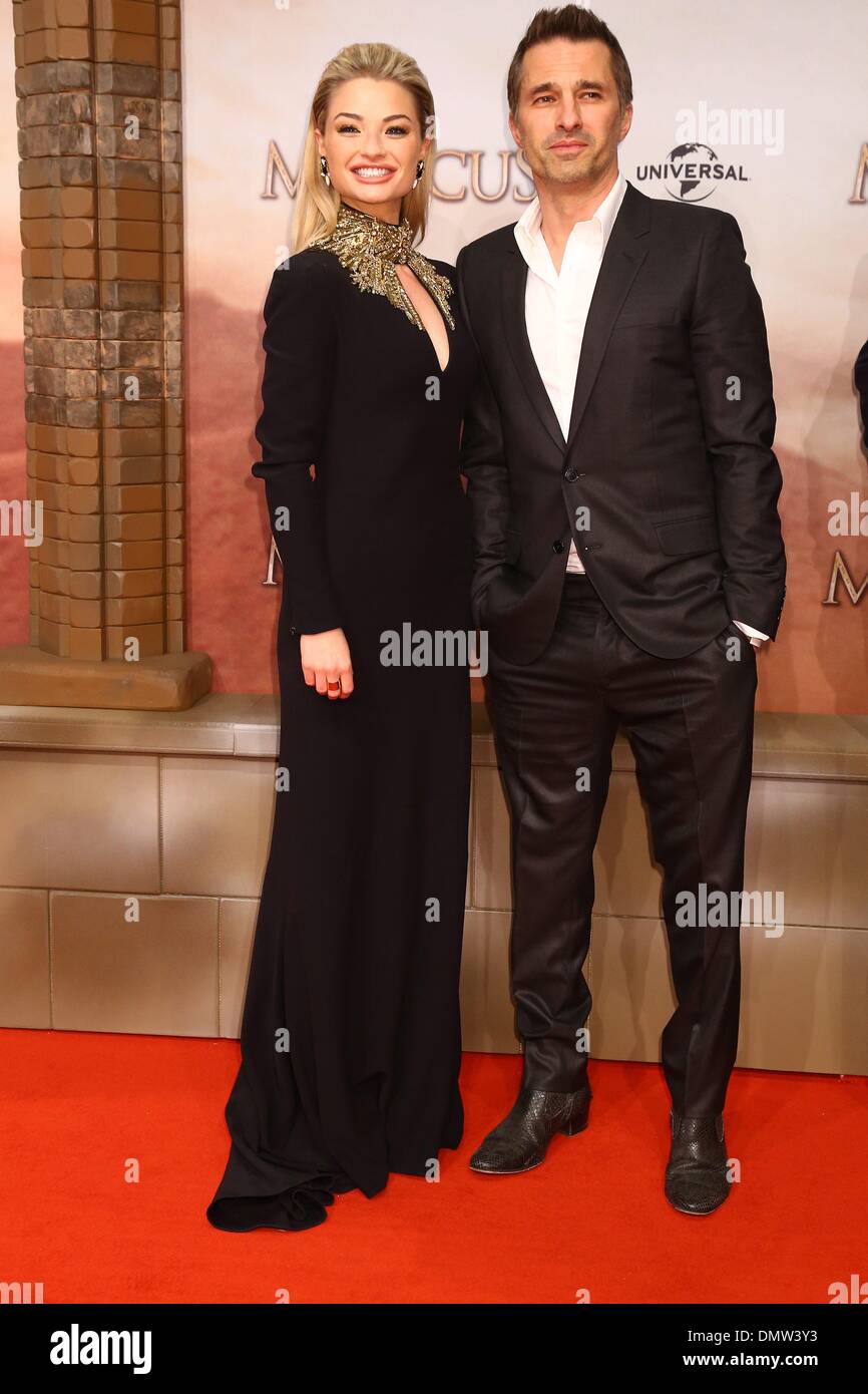 Berlin, Allemagne. 14Th Dec 2013. Acteurs Olivier Martinez et Emma Rigby assister à la première Allemande de "le médecin" le 16 décembre 2013 à Berlin, Allemagne. Dpa : Crédit photo alliance/Alamy Live News Banque D'Images