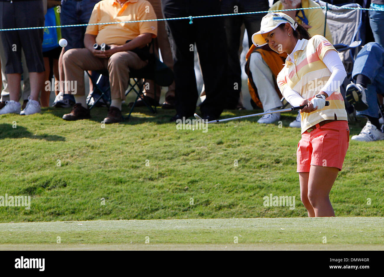 19 novembre 2009 - Richmond, Texas, États-Unis - 19 novembre 2009 : Ai Miyazato plaquettes sa balle sur le vert du premier trou pour la première manche du Championnat de la LPGA au Houstonian Golf and Country Club, à Richmond, au Texas. Crédit obligatoire : Diana L. Porter / Southcreek Global (Image Crédit : © Southcreek/ZUMApress.com) mondial Banque D'Images