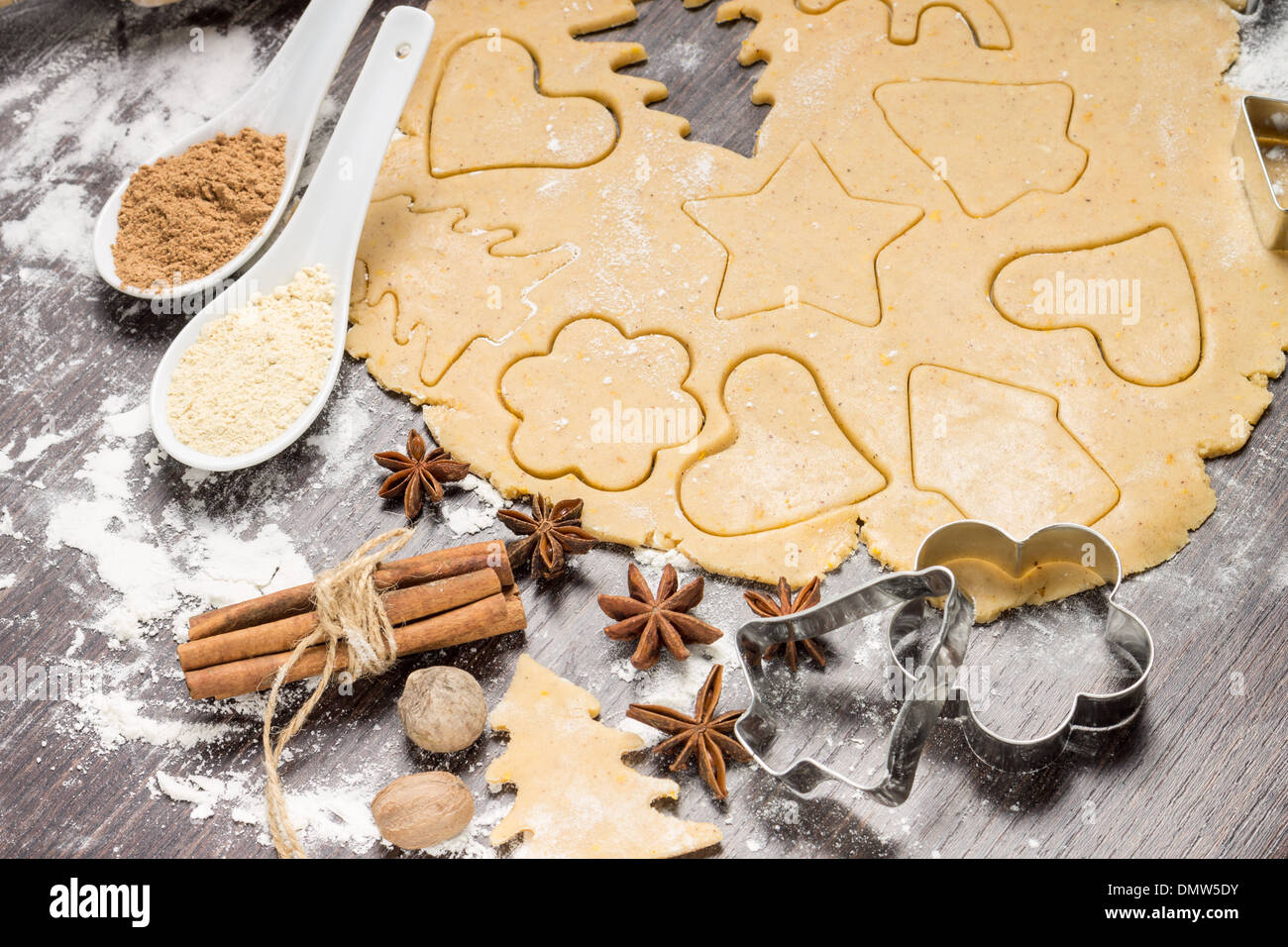 La préparation de biscuits au gingembre avec des ingrédients Banque D'Images