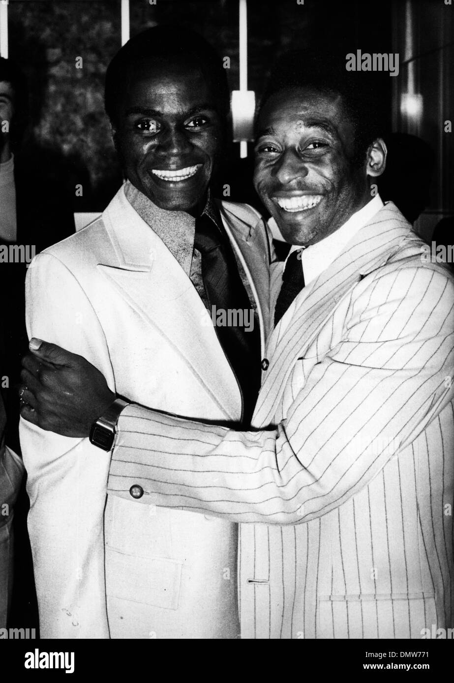 Le 14 septembre, 1976 - Paris, France - footballeur brésilien Pelé étreignant un coéquipier lors d'une fête à l'Hôtel de Ville de Paris, où la peau a été honoré. (Crédit Image : © Keystone Photos USA/ZUMAPRESS.com) Banque D'Images