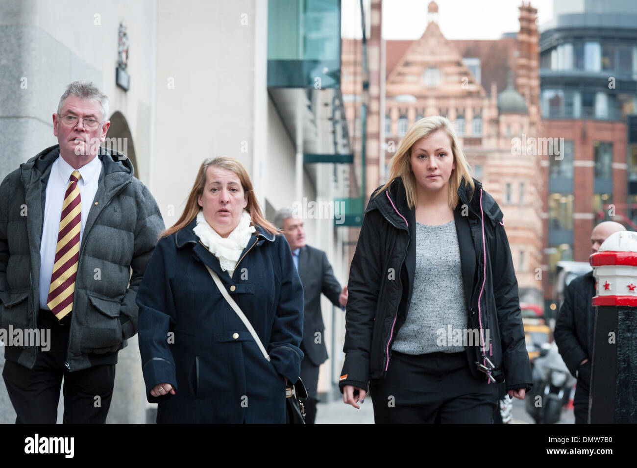 Old Bailey, London, UK. 17 Décembre, 2013. Les membres de la famille de Lee Rigby qui a été assassiné à Woolwich, SE London, assister au procès de 2 suspects à l'Old Bailey, London. De gauche à droite : beau-père Ian Rigby, mère Lyn Rigby, sœur Sara McClure & fiancé Aimee Ouest. Credit : Lee Thomas/Alamy Live News Banque D'Images