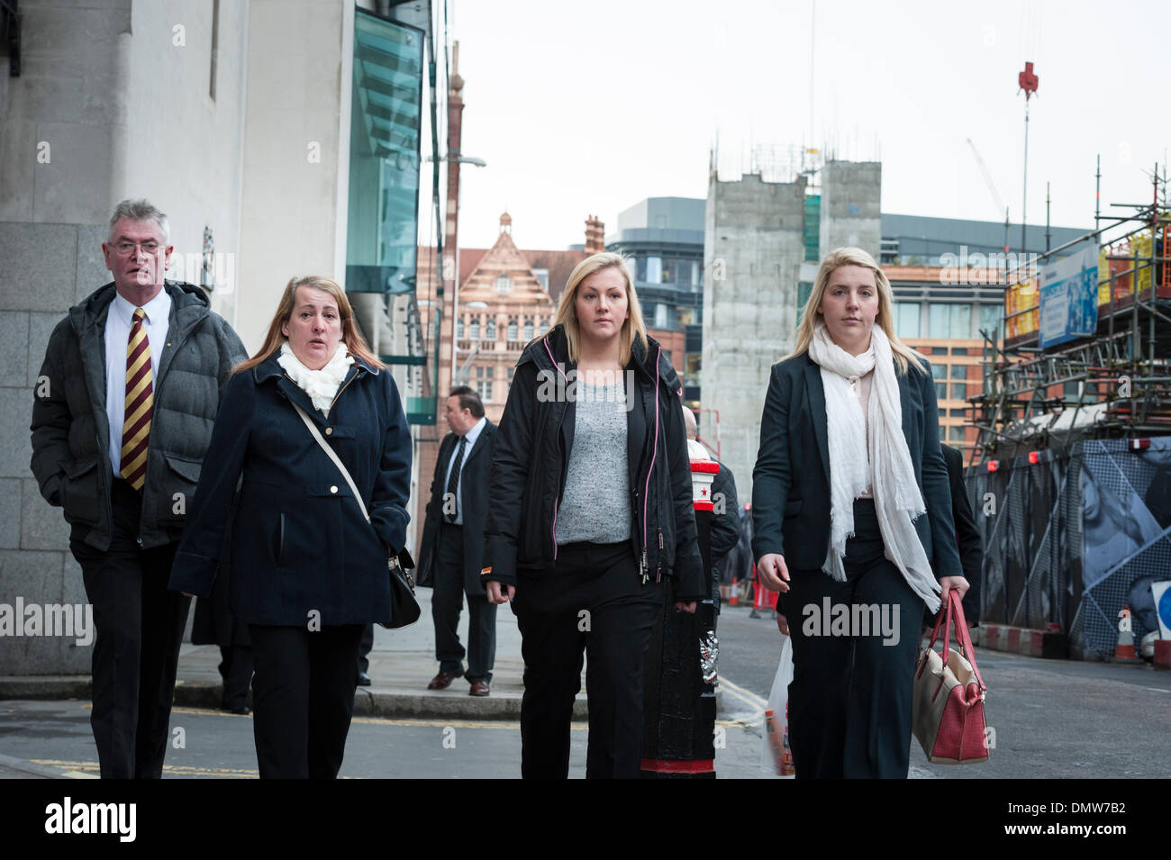 Old Bailey, London, UK. 17 Décembre, 2013. Les membres de la famille de Lee Rigby qui a été assassiné à Woolwich, SE London, assister au procès de 2 suspects à l'Old Bailey, London. De gauche à droite : beau-père Ian Rigby, mère Lyn Rigby, sœur Sara McClure & fiancé Aimee Ouest. Credit : Lee Thomas/Alamy Live News Banque D'Images