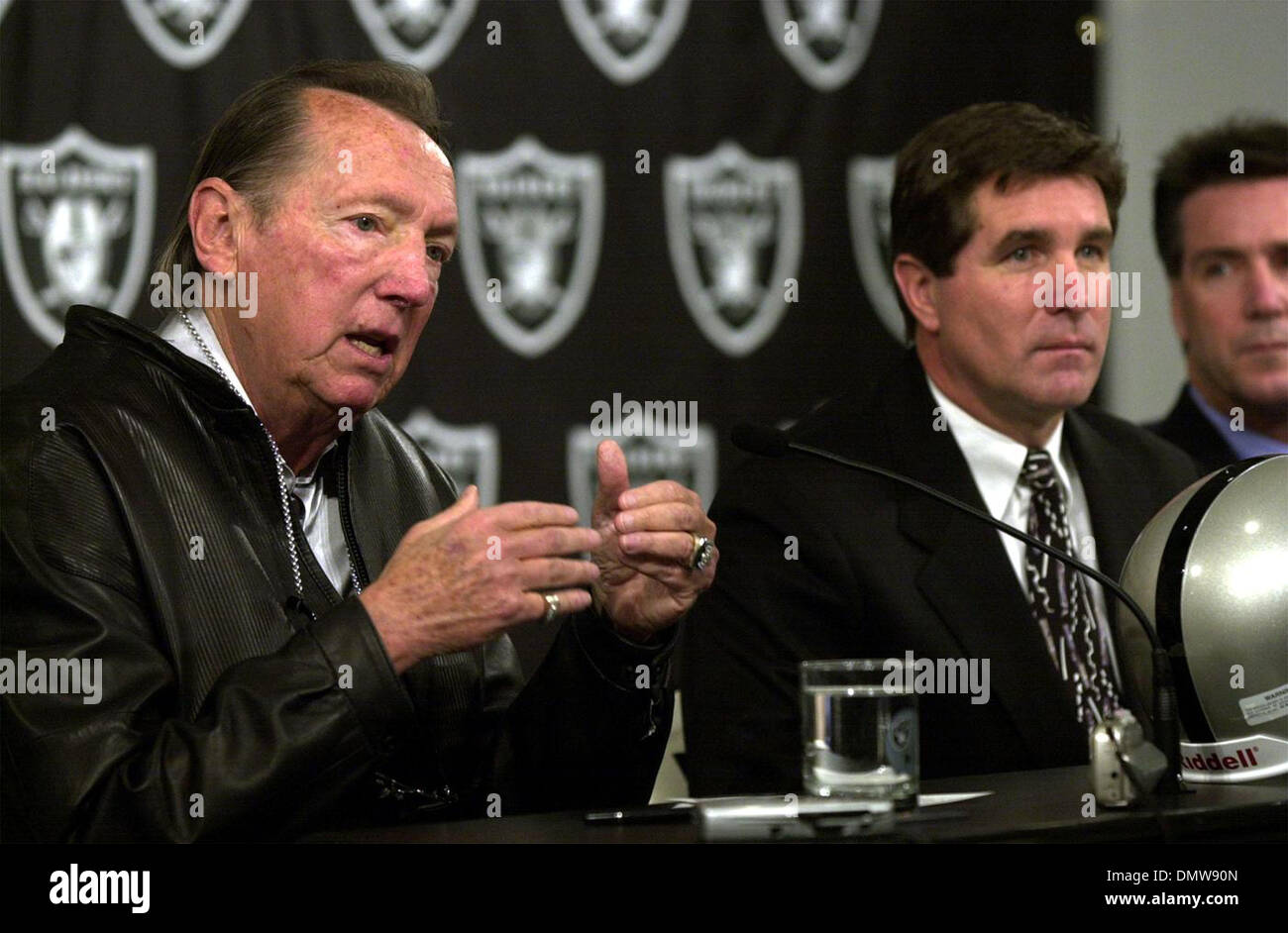Mar 13, 2002 ; Oakland, CA, USA ; Oakland Raiders propriétaire Al Davis (QC, à gauche) parle de son nouvel entraîneur-chef Bill Callahan (cq, milieu) lors d'une conférence de presse présentant le nouveau chef Callahan coach a tenu à la Oakland Raiders centre de formation à Oakland, Californie Le mercredi 13 mars, 2002. Banque D'Images