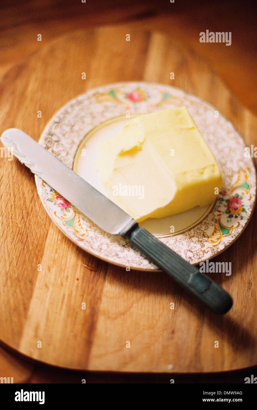 Décoré d'une plaque et demi bloc utilisé de beurre. Couteau. Banque D'Images