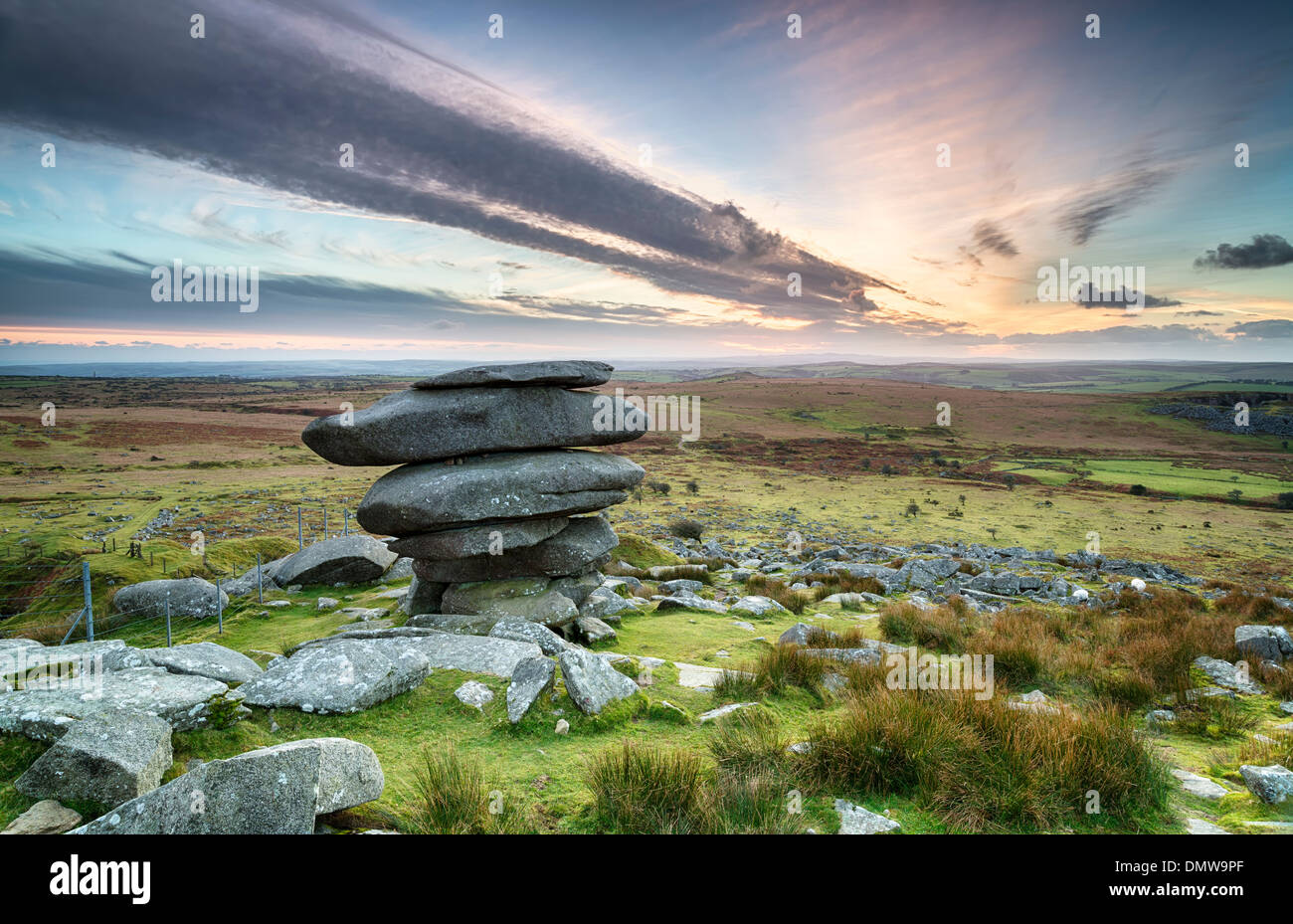 Coucher du soleil à l'Cheesewring sur Bodmin Moor en Cornouailles, une formation rocheuse naturelle composée d'un équilibre précaire granit Banque D'Images