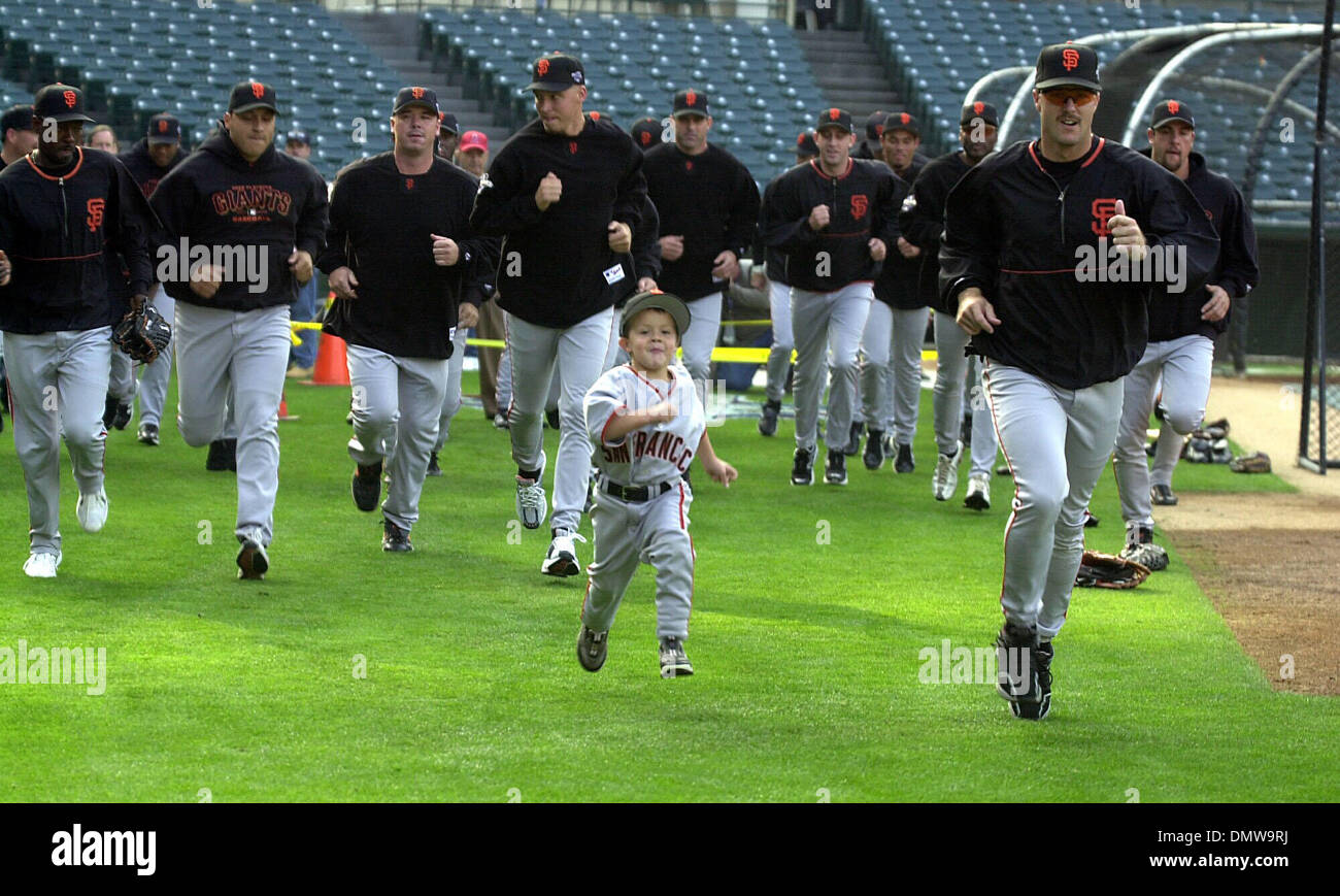 Oct 18, 2002 - San Francisco, CA, USA - Hunter et JEFF KENT mènent les géants au cours de l'après-midi d'entraînement à Edison Domaine International à Anaheim, Californie, le vendredi 18 octobre, 2002. Les Géants seront confrontés à l'Anaheim Angels dans la Série mondiale 2002 samedi. (Crédit Image : © Susan Tripp Pollard/Contra Costa Times/ZUMA Press) RESTRICTIONS : USA DROITS tabloïds OUT ! Banque D'Images