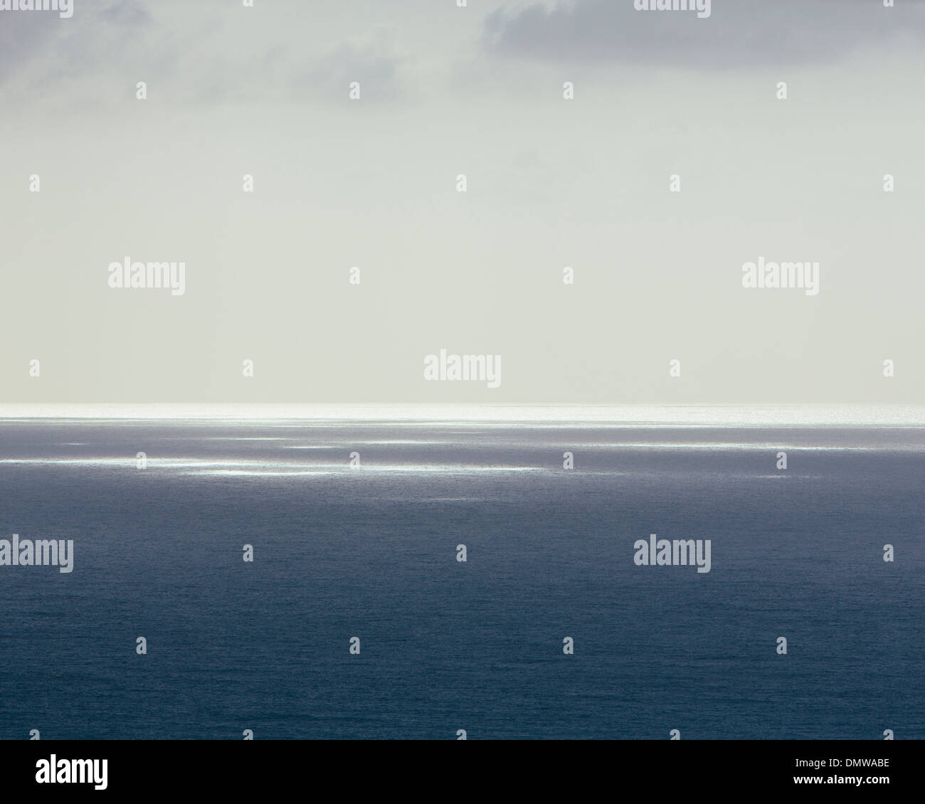 Vue sur l'océan Pacifique et un moody sky à Manzanita dans l'Oregon. Banque D'Images