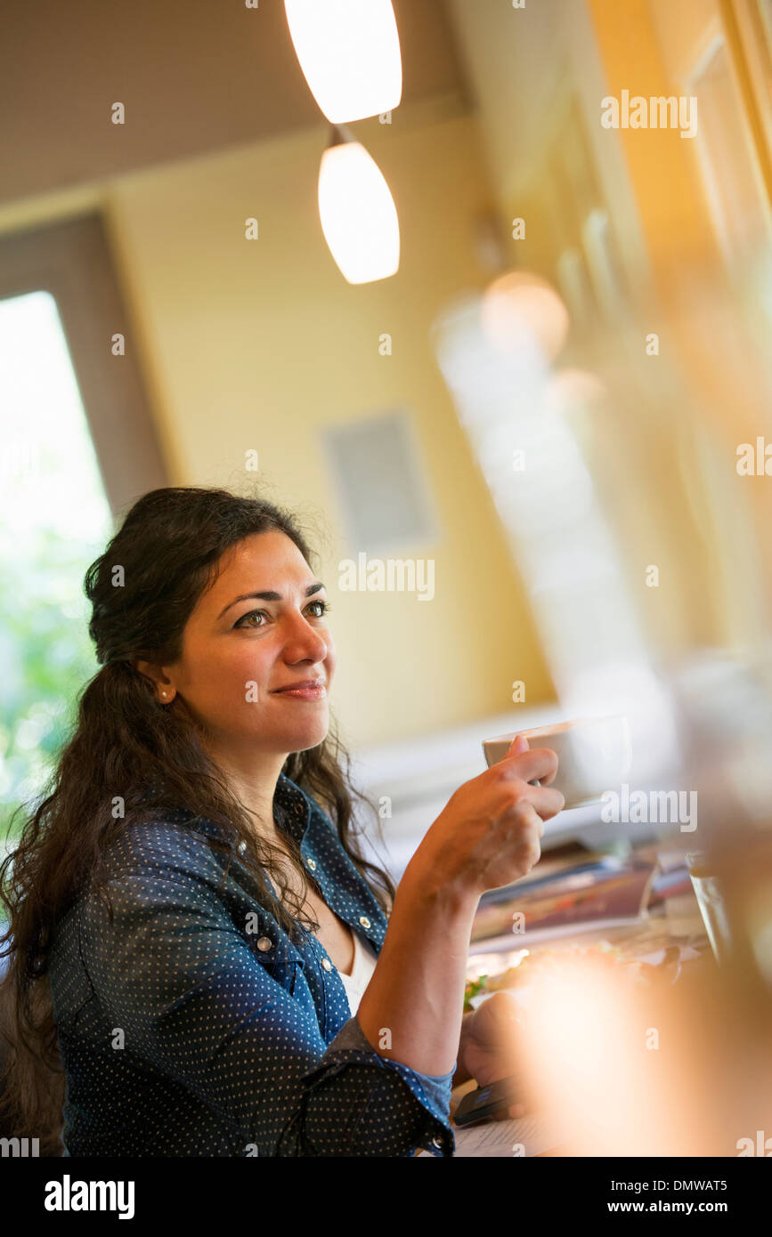 Une femme ayant une tasse de café. Banque D'Images Une femme ayant une tasse de café. Banque D'Images