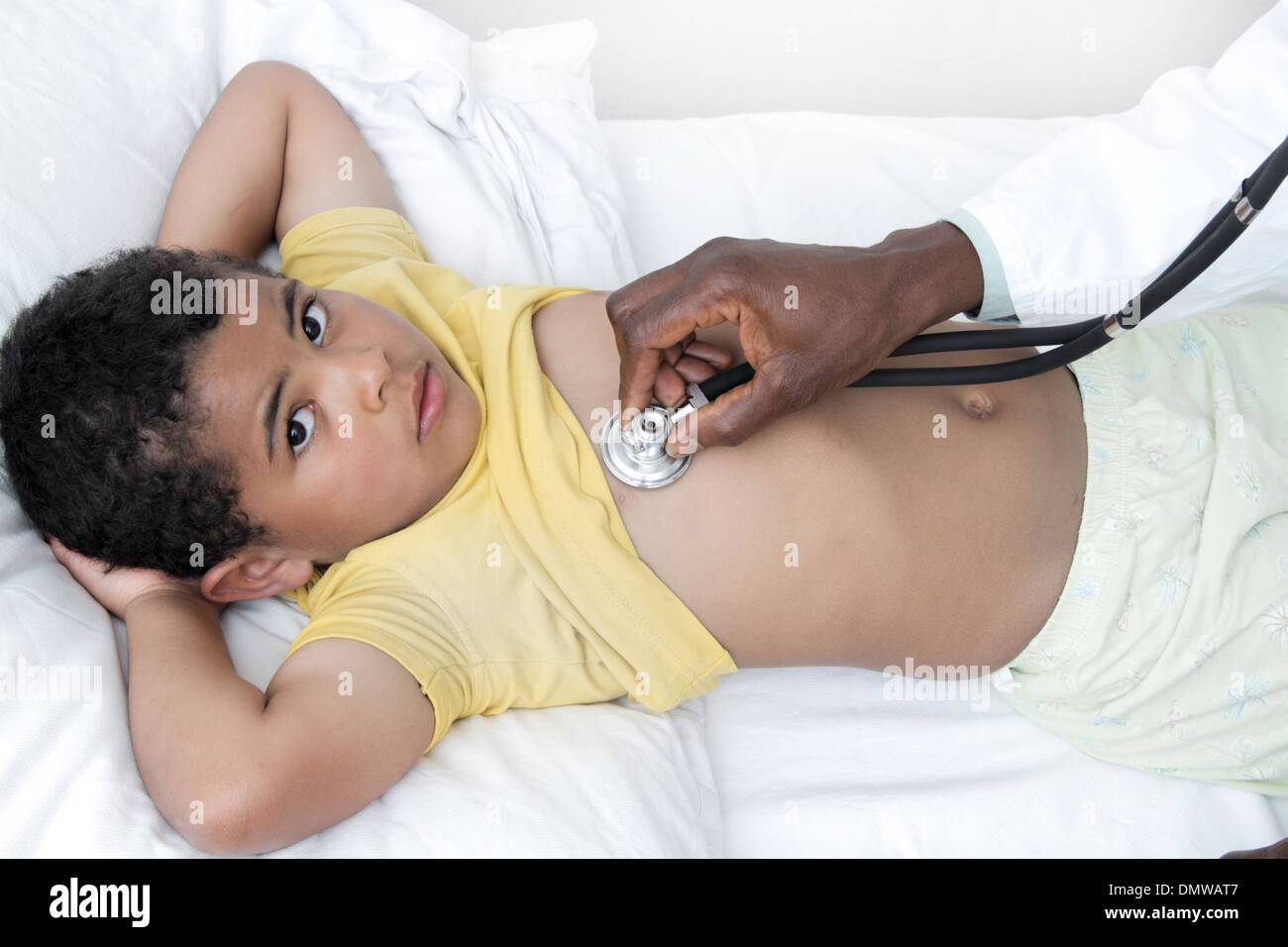 Un médecin examine un noir garçon de couleur mixte Banque D'Images Un médecin examine un noir garçon de couleur mixte Banque D'Images