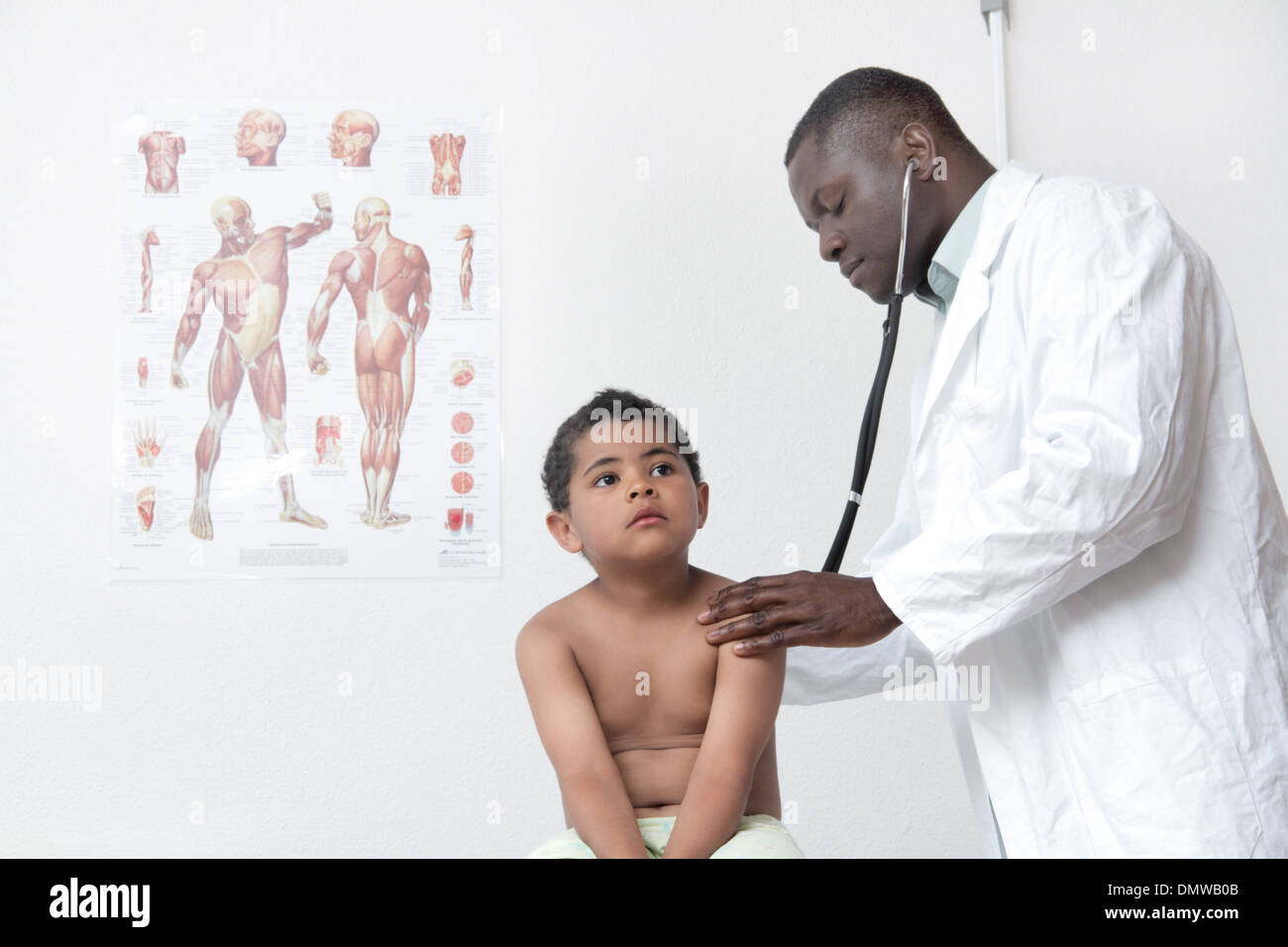 Un médecin examine un noir garçon de couleur mixte Banque D'Images Un médecin examine un noir garçon de couleur mixte Banque D'Images