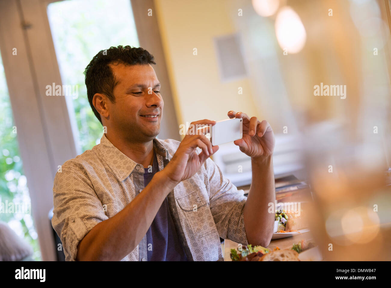 Une petite exploitation d'une petite smart phone. Banque D'Images