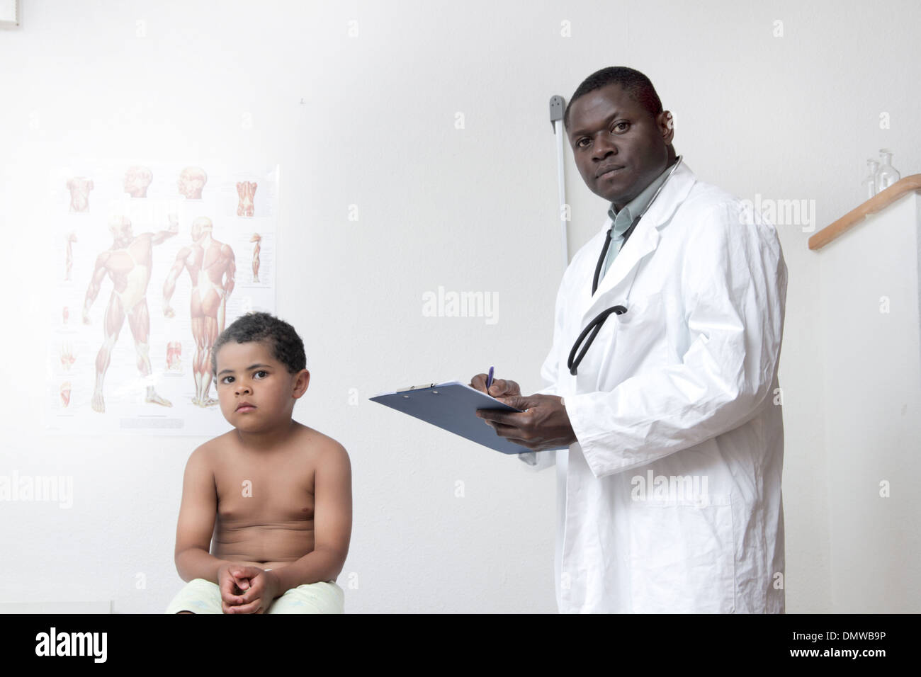 Un médecin examine un noir garçon de couleur mixte Banque D'Images Un médecin examine un noir garçon de couleur mixte Banque D'Images