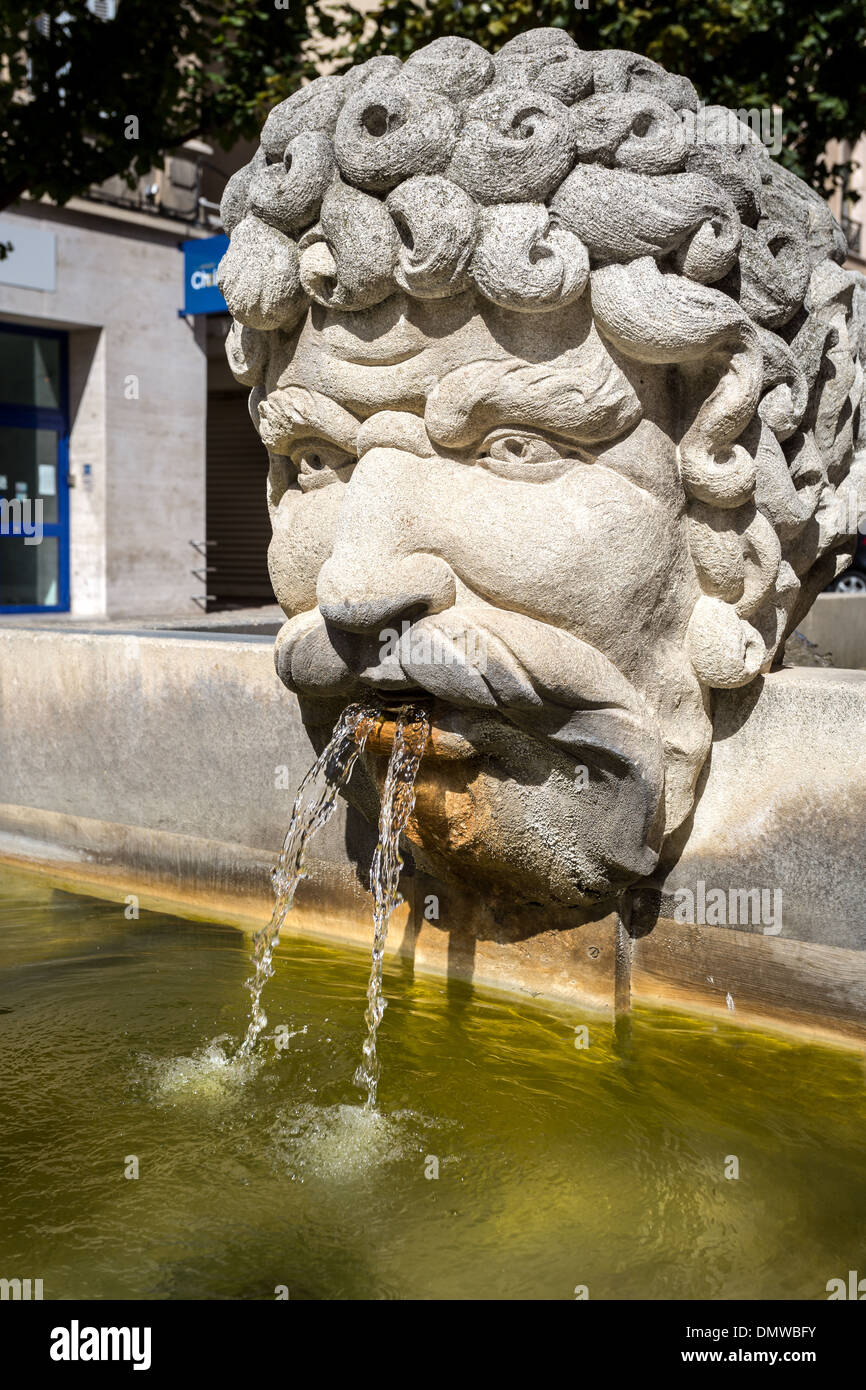 Fontaines de la Place Charles de Gaulle à Carpentras, France. L'Europe. Banque D'Images