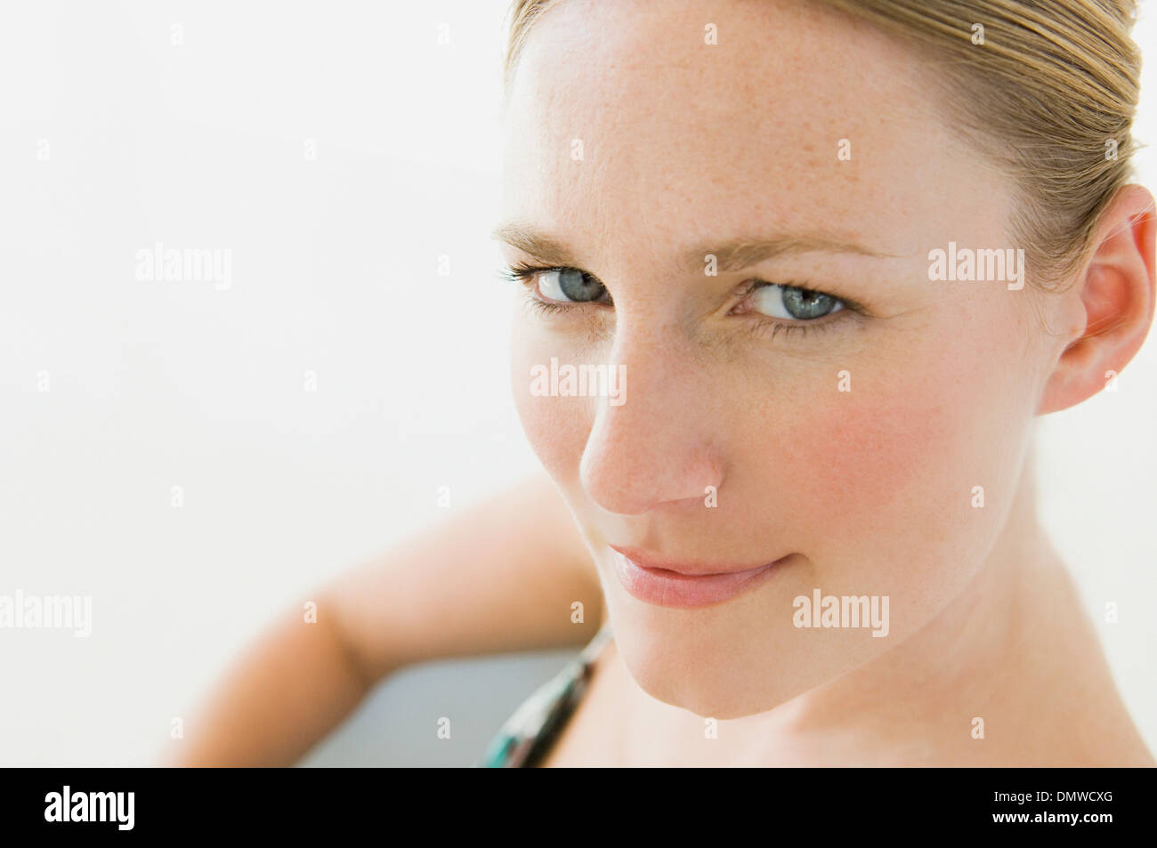 Une jeune femme aux yeux bleus regardant la caméra. Banque D'Images