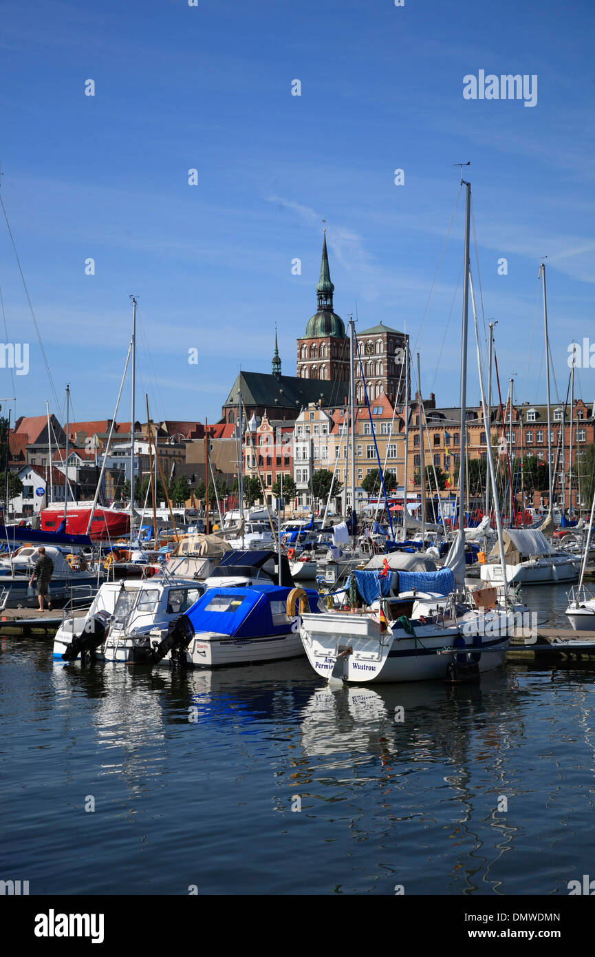 Marina dans la mer Baltique, Stralsund, Mecklembourg-Poméranie-Occidentale, Allemagne, Europe Banque D'Images