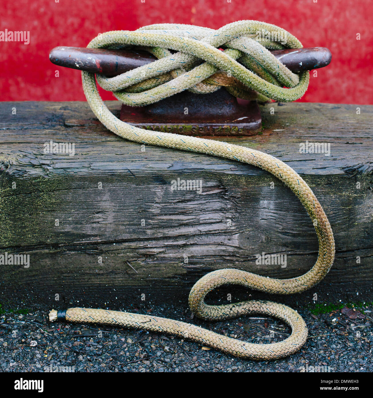 Close up d'un taquet d'amarrage à quai d'un bateau de pêche corde nouée autour de lui. Banque D'Images