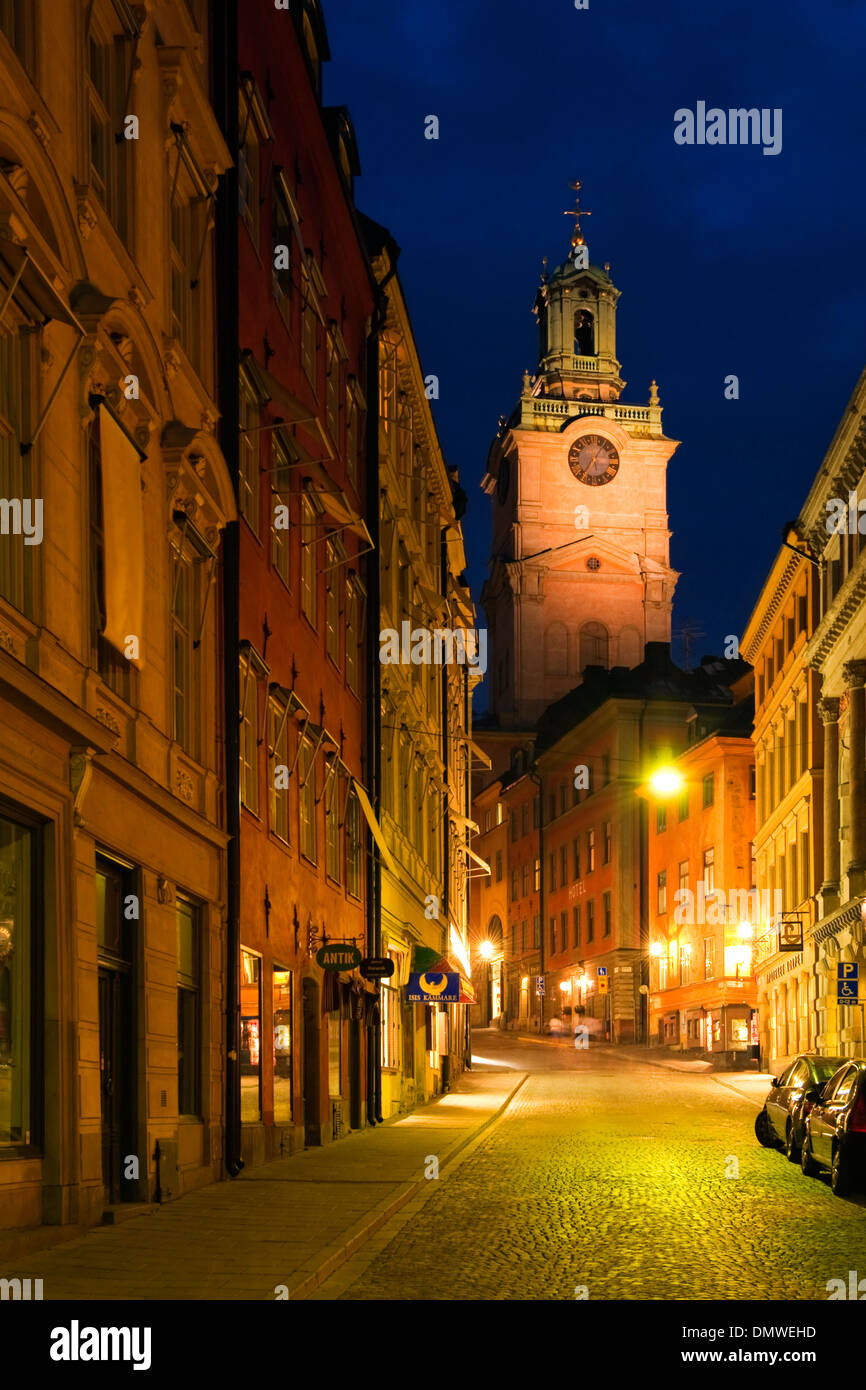 Soir visualiser jusqu'Storkyrkobrinken vers Stockholm Storkyrkan (la cathédrale), à Gamla Stan, la vieille ville de Stockholm, Suède. Banque D'Images