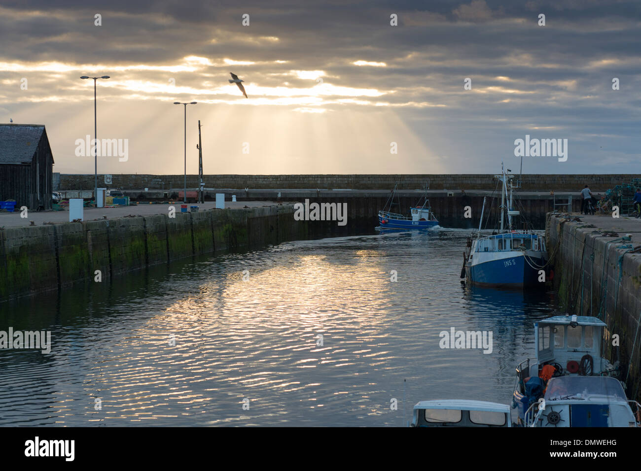 Pêche à la jetée de burghead sundown côte de Moray Banque D'Images